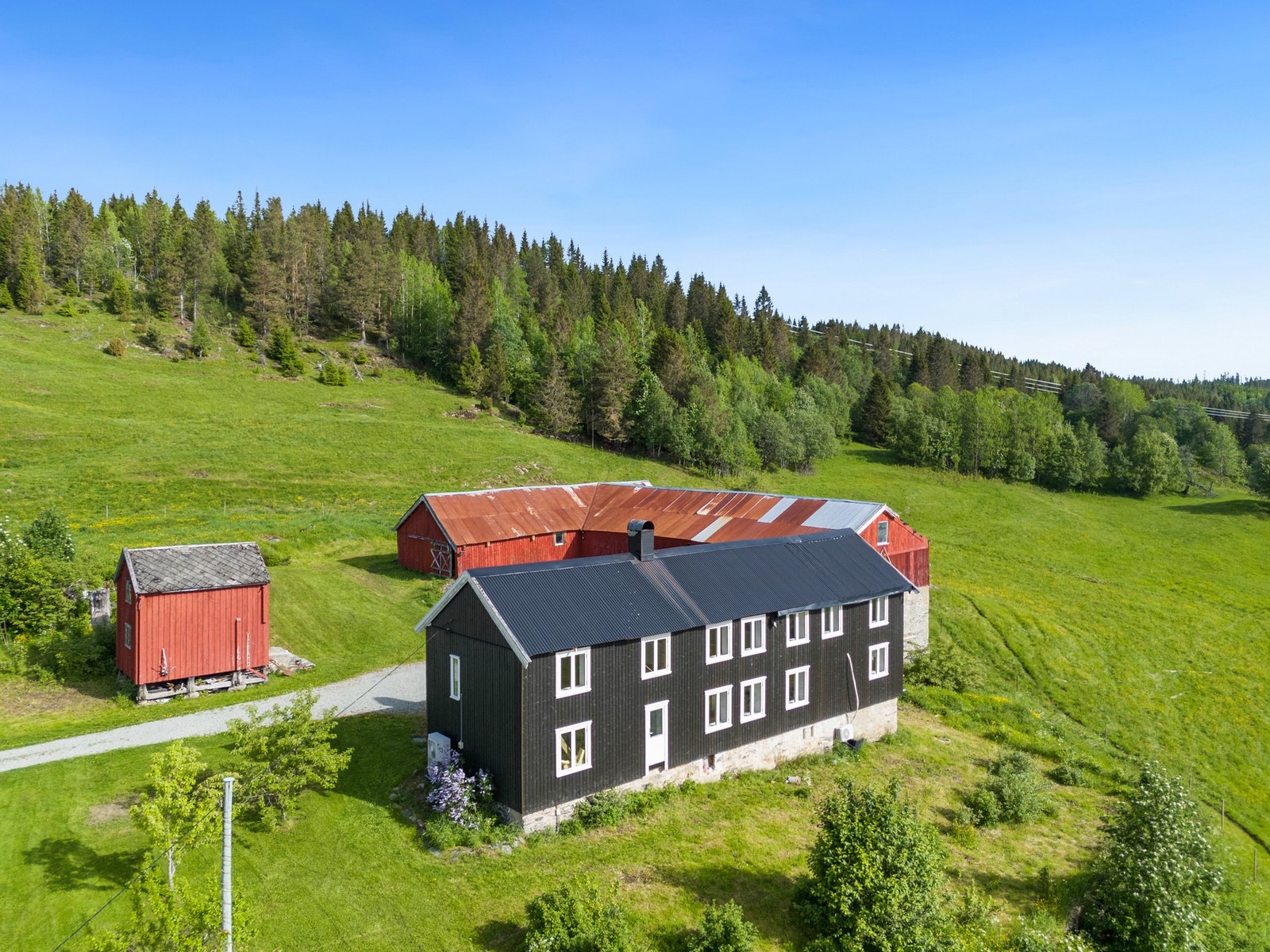 På eiendommen har man bolighus, låve/fjøs og et stabbur. Galleribilde