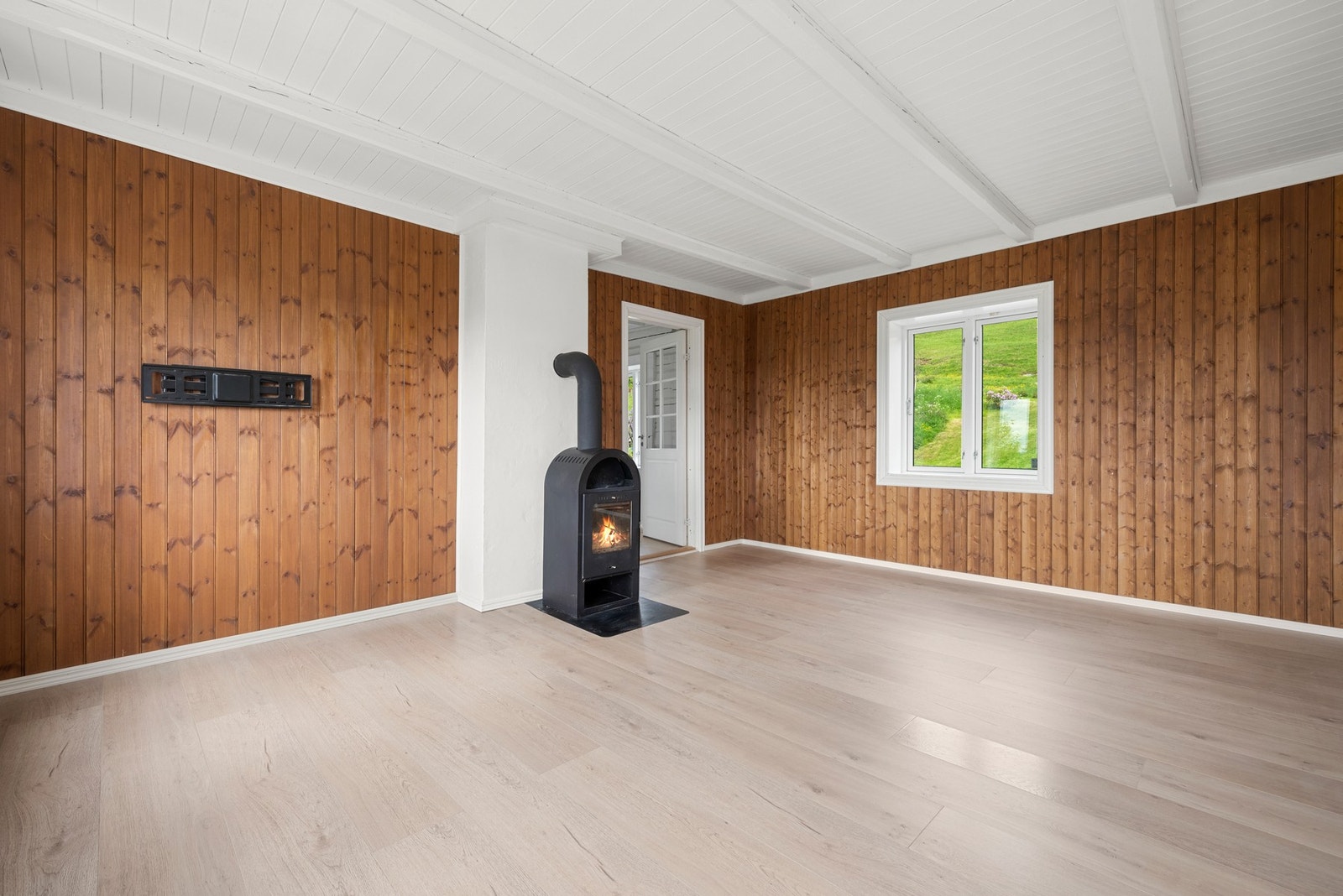 Sentralt i boligen har man en vedovn som gir god varme på kalde vinterdager. Galleribilde