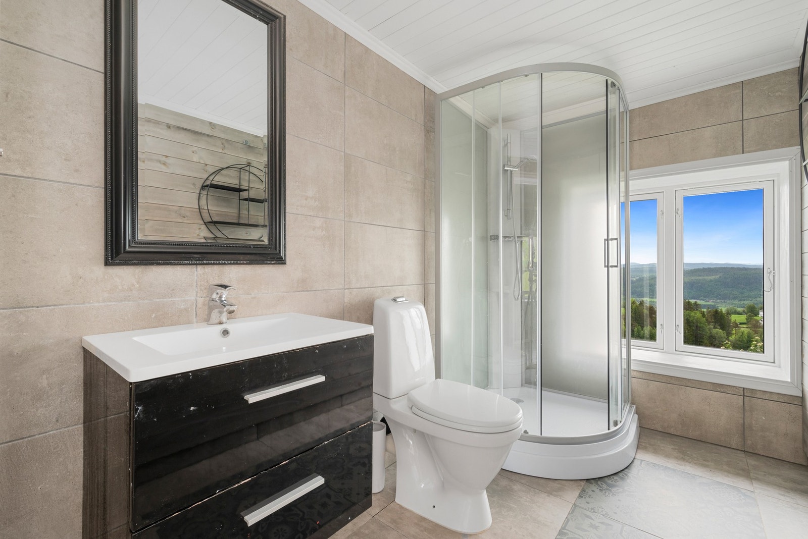 Badet er holdt i lyse farger og ligger i 2. etasje. Galleribilde