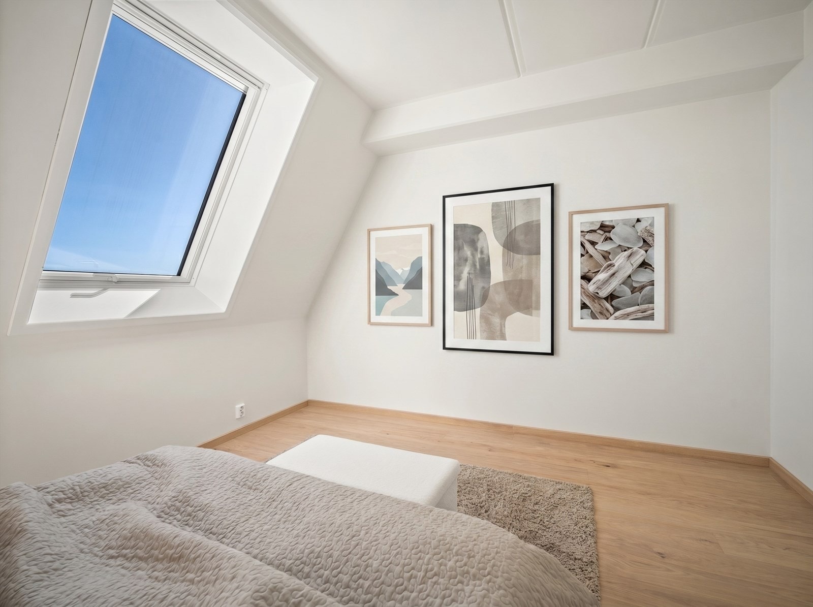 Hovedsoverom (i leiligheten er det ikke skråvegg - bildet er fra samme type i 6. etasje) Galleribilde