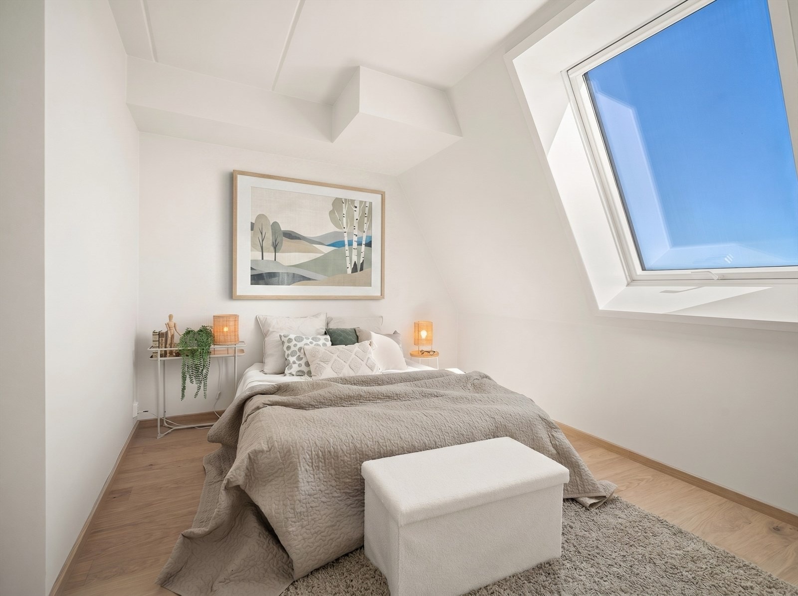 Hovedsoverom (i leiligheten er det ikke skråvegg - bildet er fra samme type i 6. etasje) Galleribilde