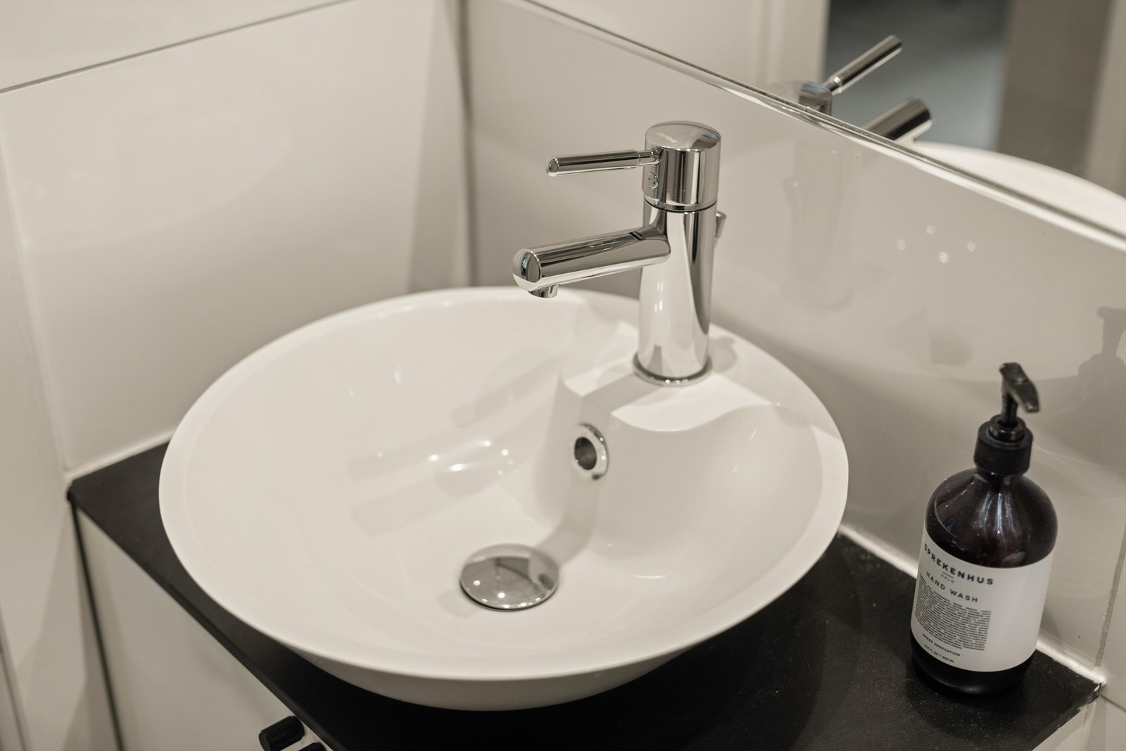 Stilren servantinnredning med speil og overlys gir badet et rent og tidløst uttrykk. Galleribilde