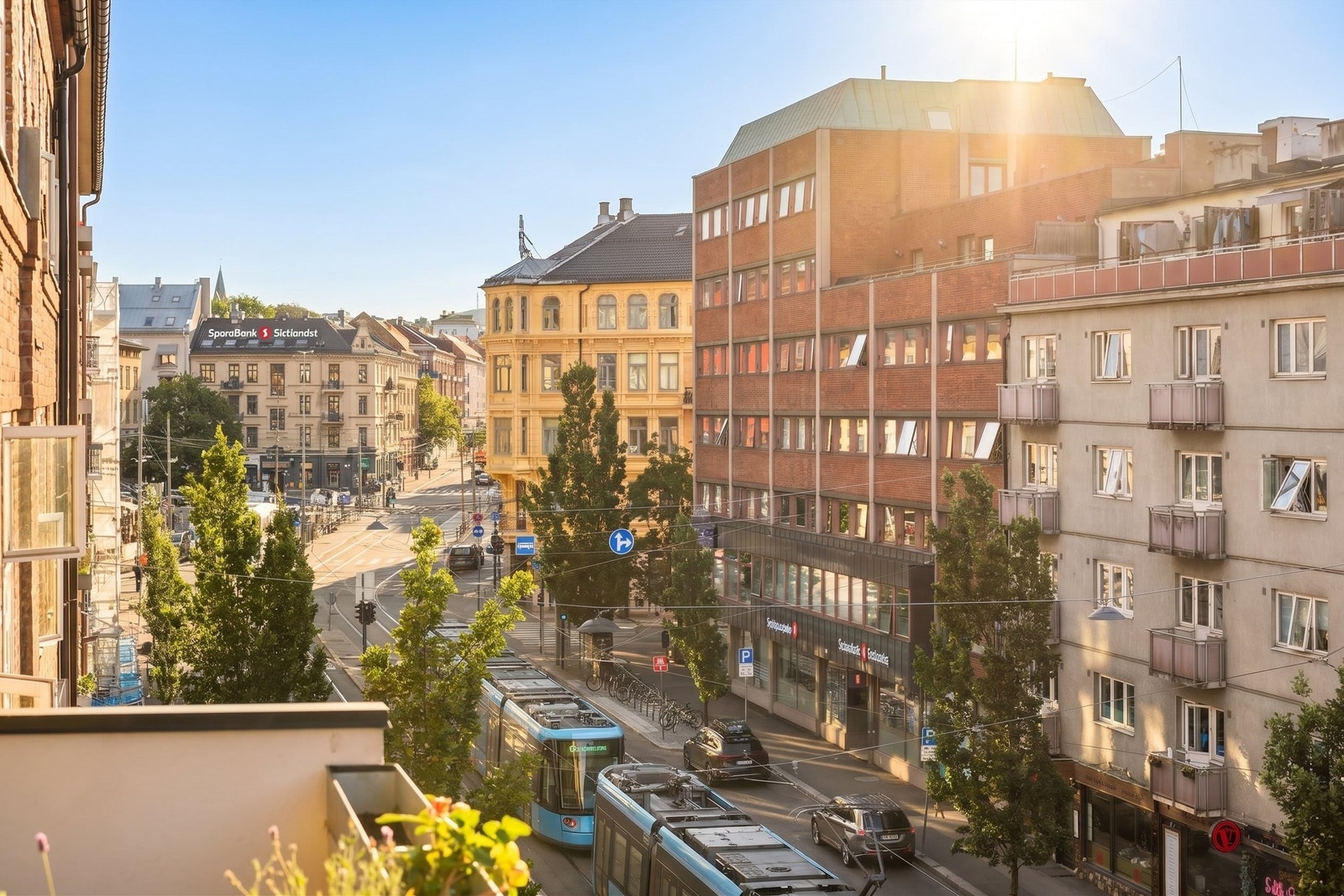 På Majorstuen får du det beste av to verdener; pulserende byliv, hyggelige kaféer og butikker, samtidig som Frognerparken og grønne lunger ligger bare en kort spasertur unna. Galleribilde