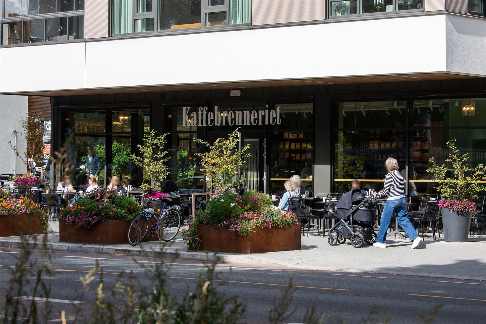 Start dagen med en kaffe fra favorittkaféen eller avslutt kvelden på en av de mange restaurantene og vinbarene som gjør Majorstuen til et av Oslos mest levende nabolag. Galleribilde