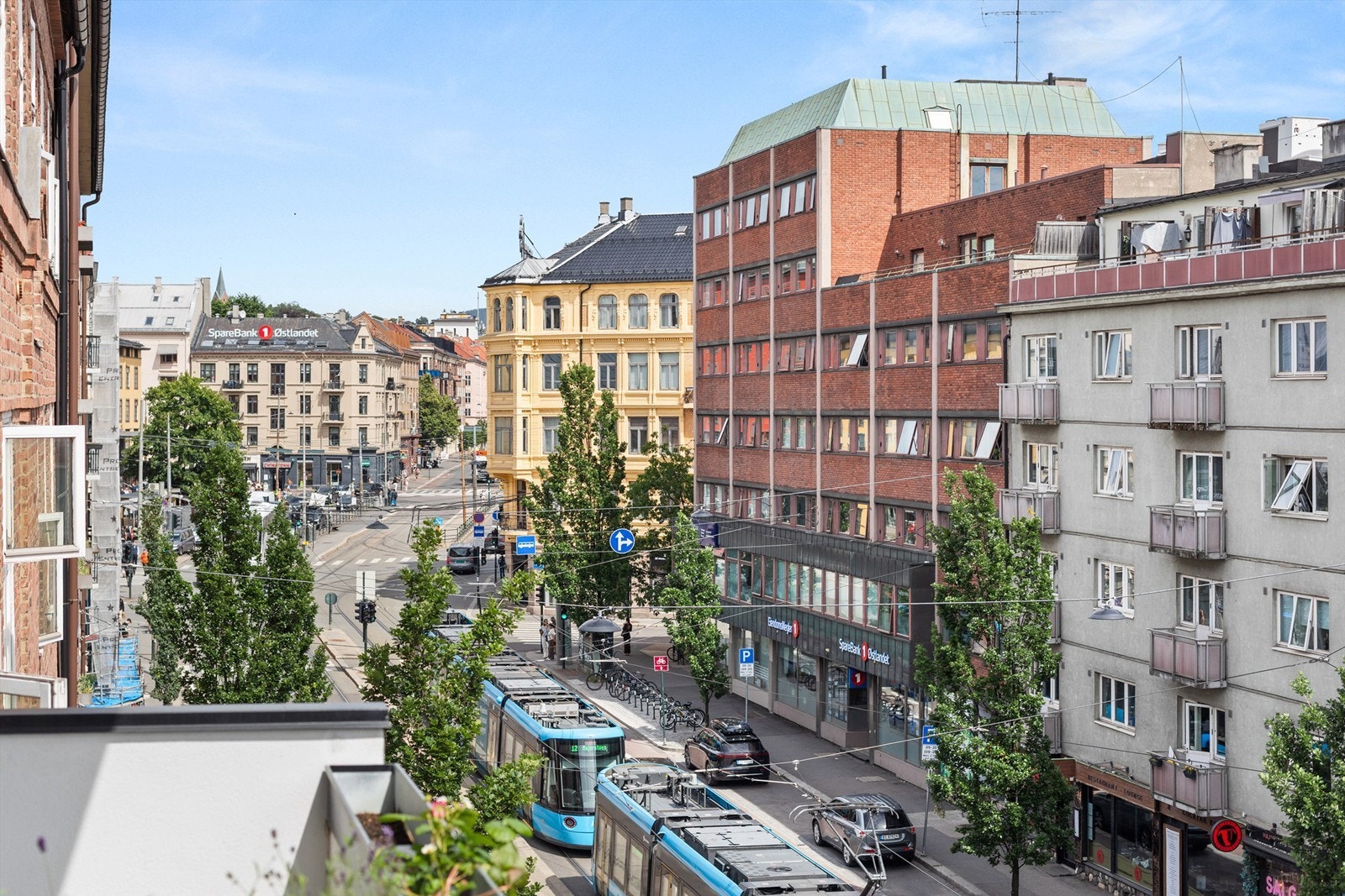 Når du bor på Majorstuen er det meste innen få minutters gange. T-bane, trikk og buss tar deg enkelt videre, men mye av hverdagen kan nytes til fots. Galleribilde