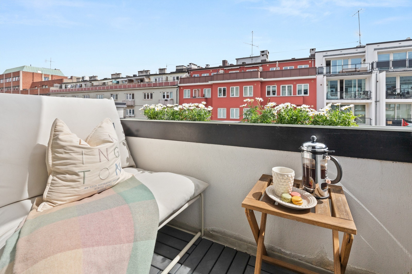Et lite fristed over bygatene; her kan du starte dagen med en kopp kaffe eller nyte de lyse sommerkveldene fra din egen balkong. Galleribilde
