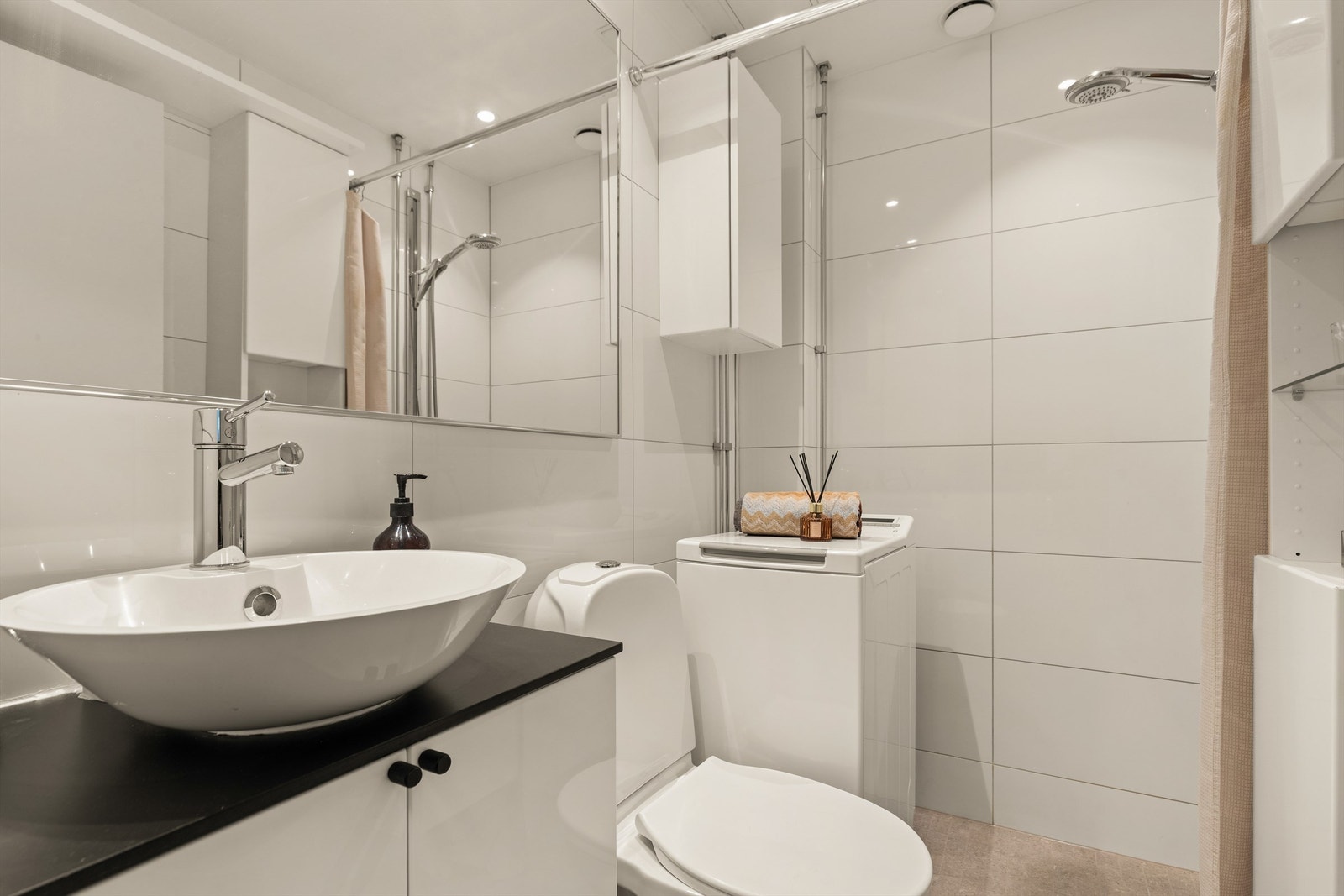 Badet er oppgradert med nye varmekabler og flislagt gulv i 2025, og har opplegg for vaskemaskin. Galleribilde