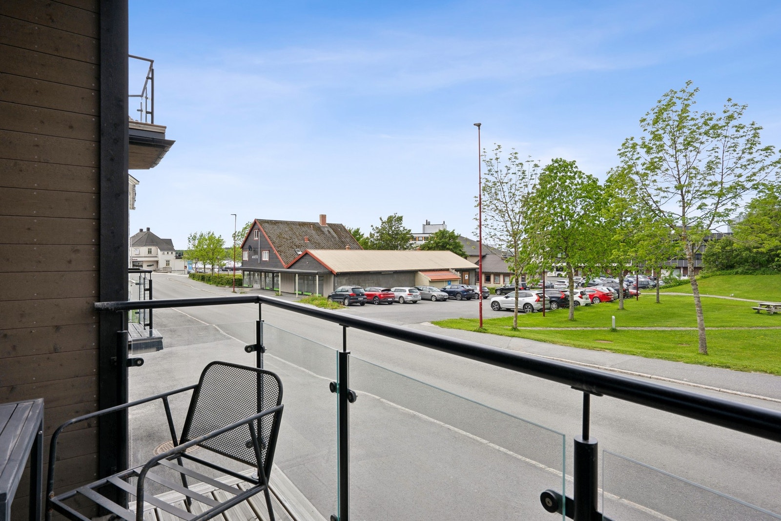 Terrassen på 6 m² har rekkverk i metall og glass. Galleribilde