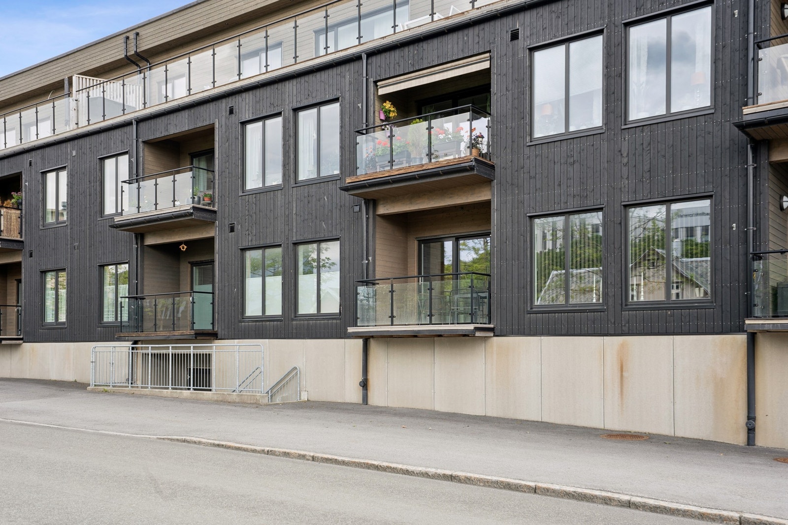 Leiligheten disponerer én parkeringsplass og en ekstern bod i felles parkeringskjeller. Galleribilde