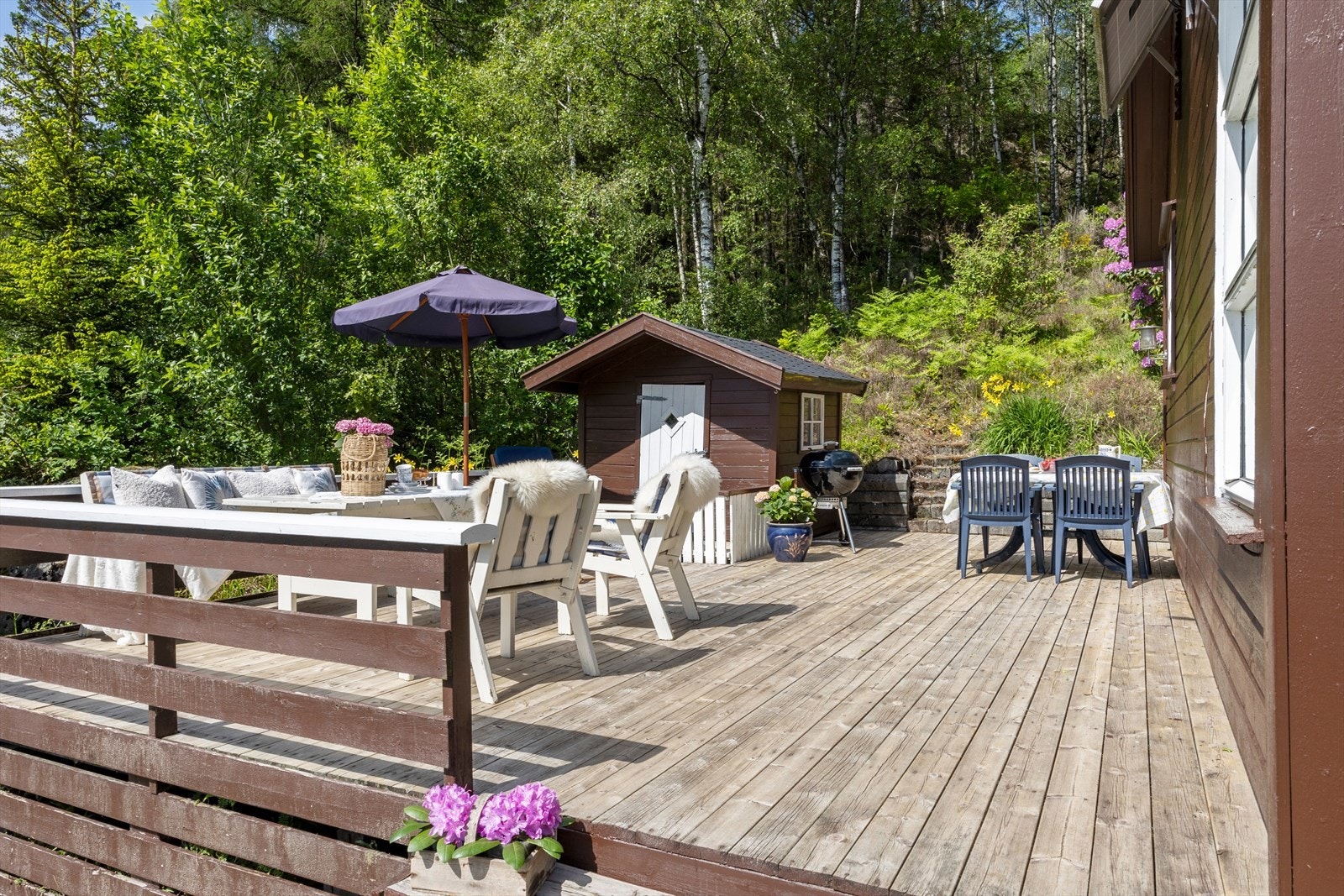 Terrassen er bygget i tre og er et naturlig samlingspunkt på varme dager. Galleribilde