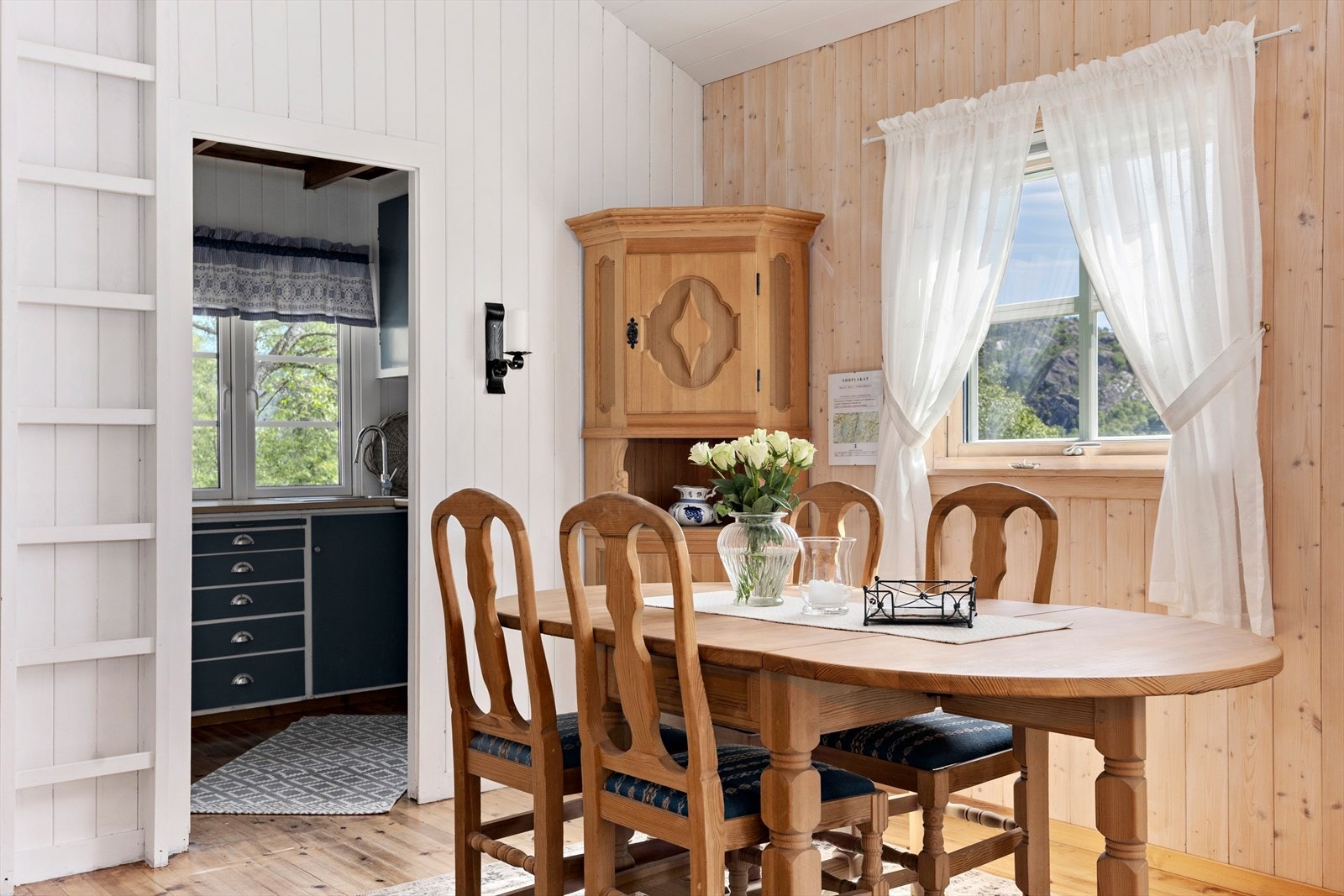 Stuen har god plass til både spisebord og en egen sofakrok. Galleribilde