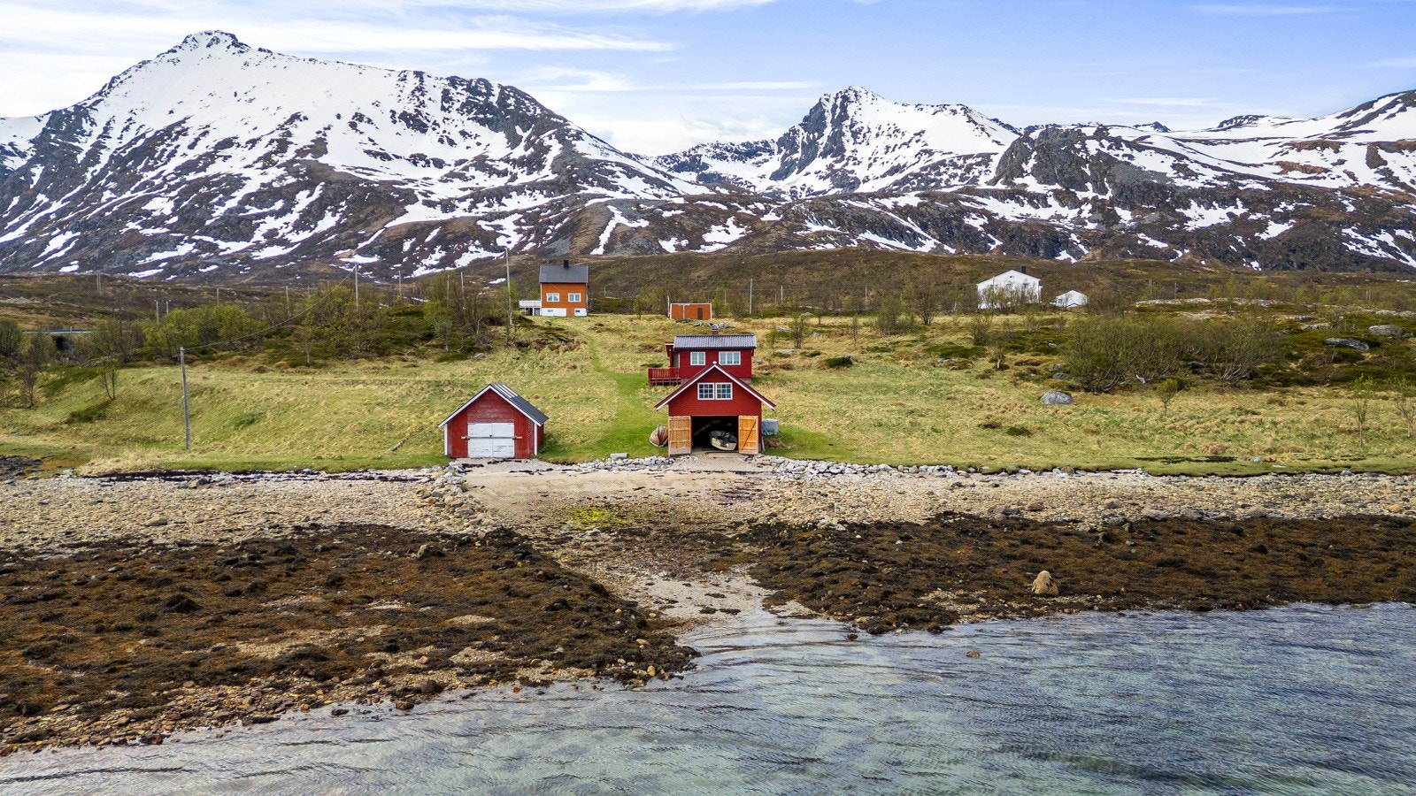 Området byr på rike muligheter for naturopplevelser både på land og til havs.