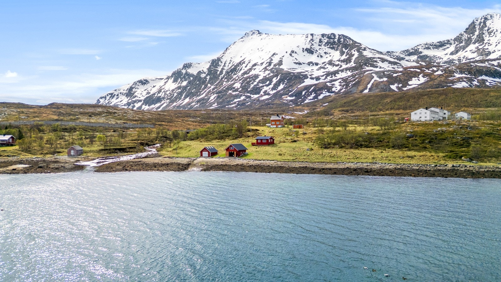 Det er ca. 13 km til Vannvåg, hvor du finner dagligvarebutikk, skole, barnehage, fiskebruk og kommunalt helsehus.
