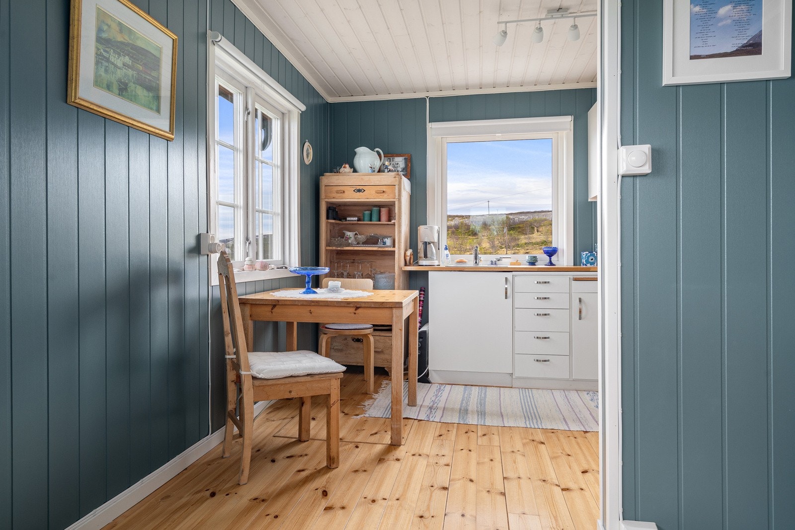 Kjøkken med plass til spisebord.