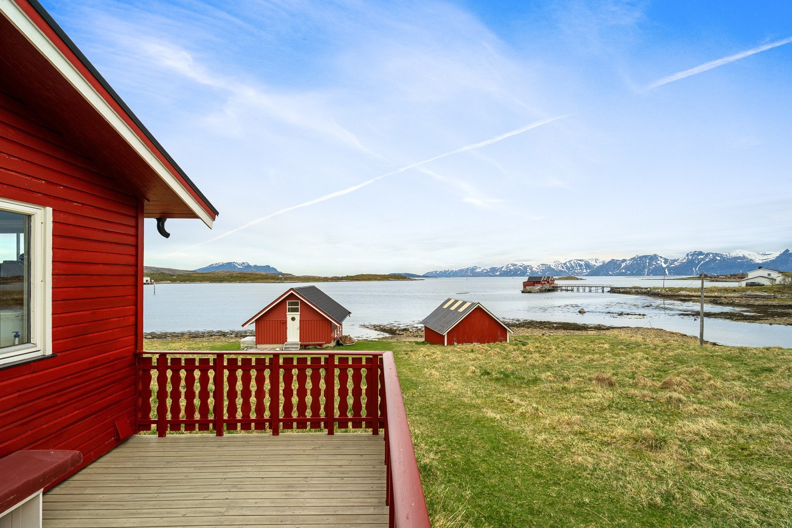 Dette er en eiendom for deg som ønsker et fristed i vakre omgivelser, med nærhet til havet, fjellene og det beste Nord-Norge har å by på.