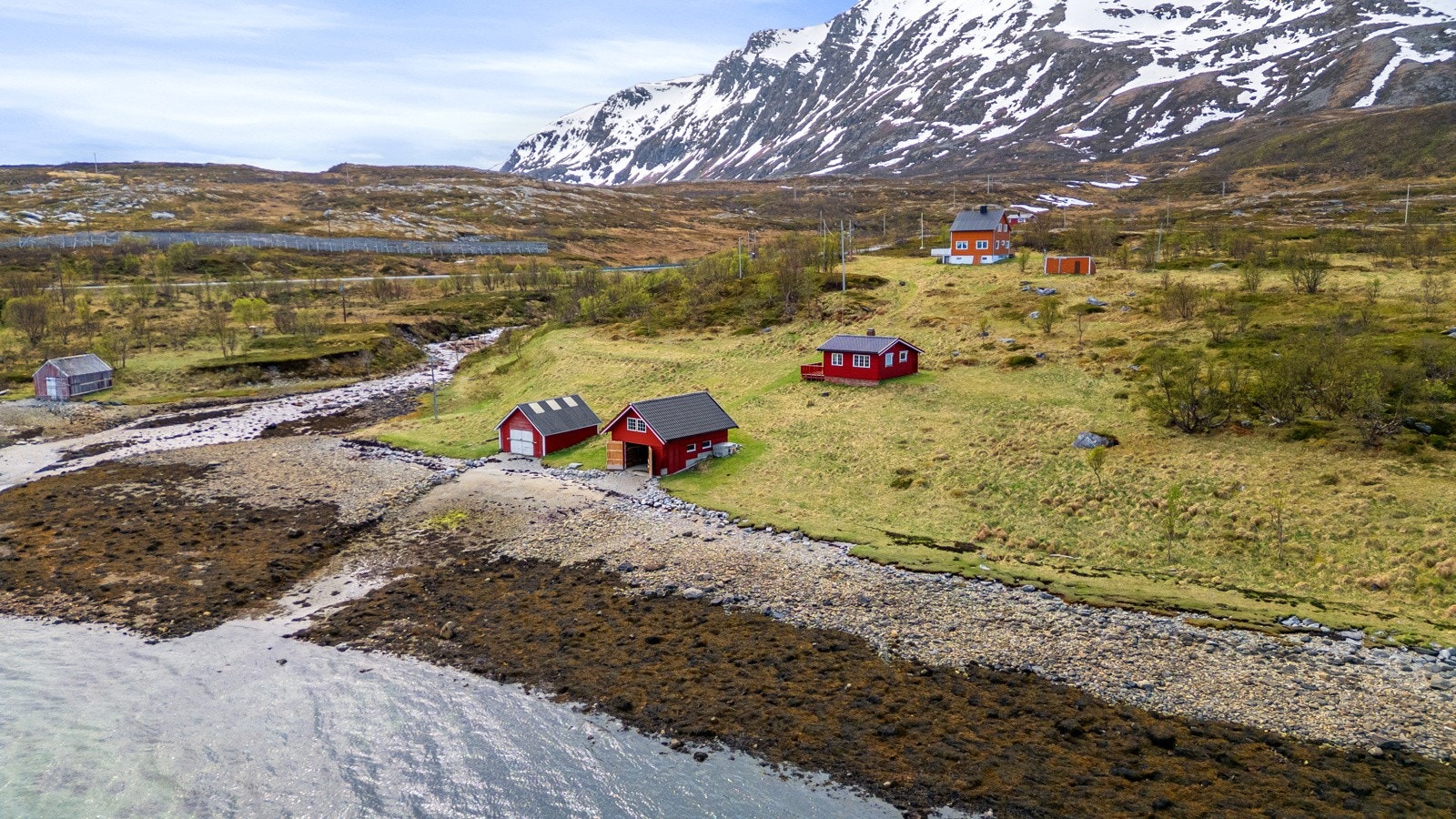 Fantastisk fritidseiendom på Vannøya - med stort naust og unike naturopplevelser rett utenfor døren.