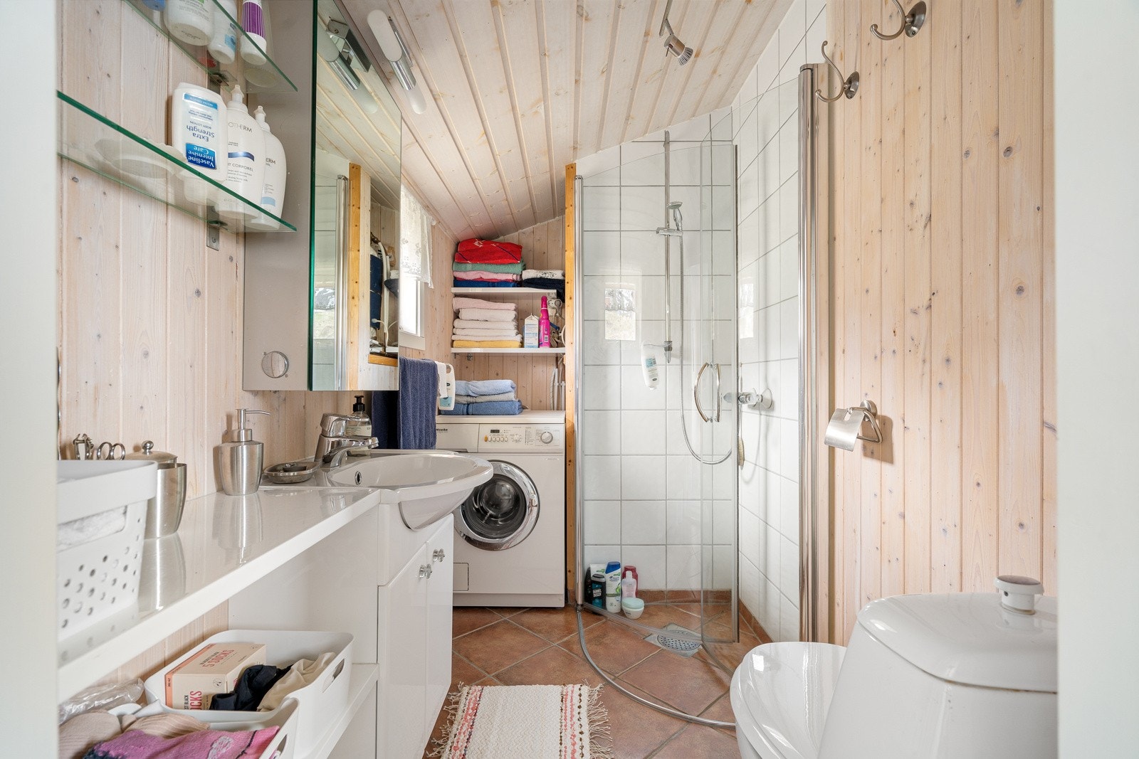 Bad på hytta med dusjhjørne, opplegg til vaskemaskin og wc.