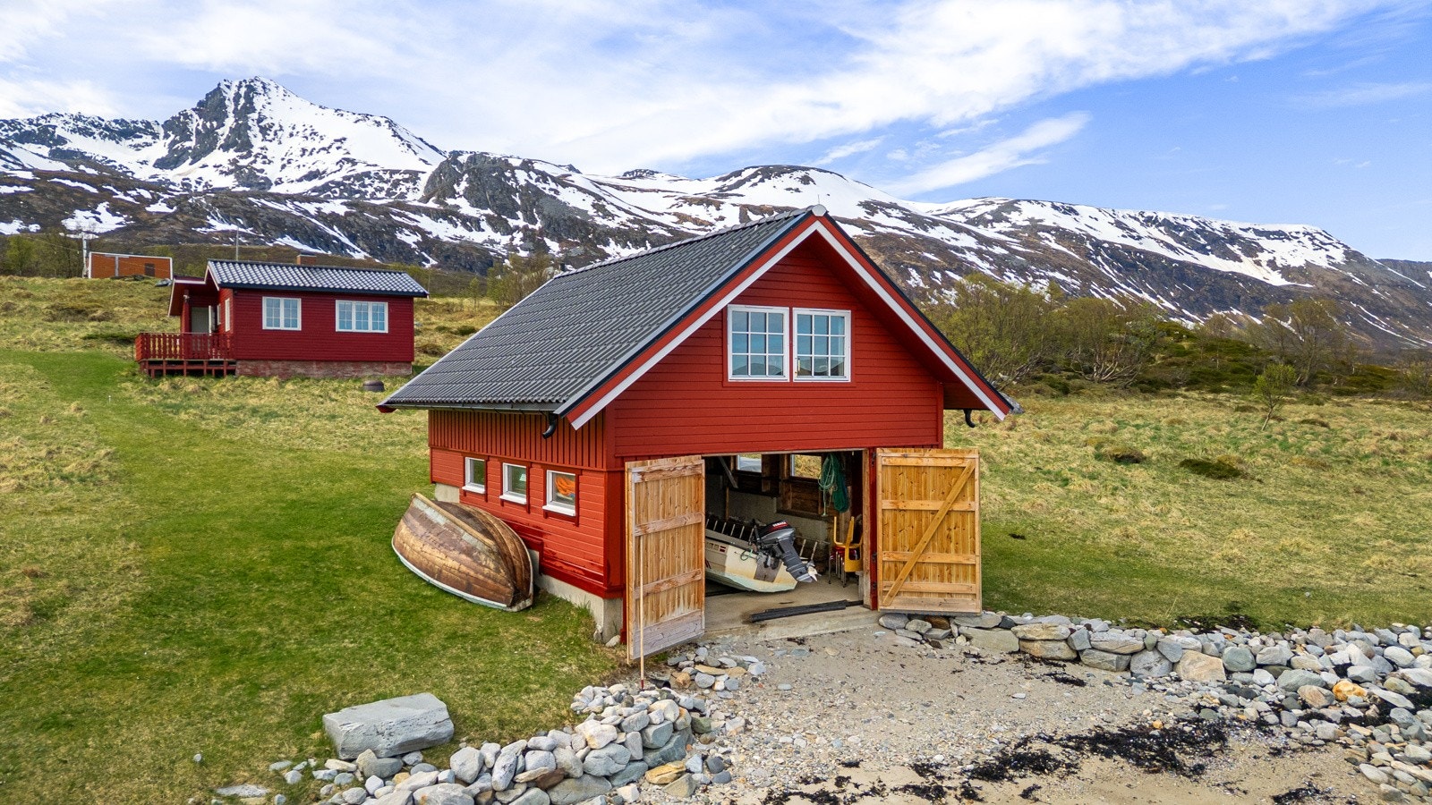 Stort naust med innredet arbeidsrom i loftsetasjen.