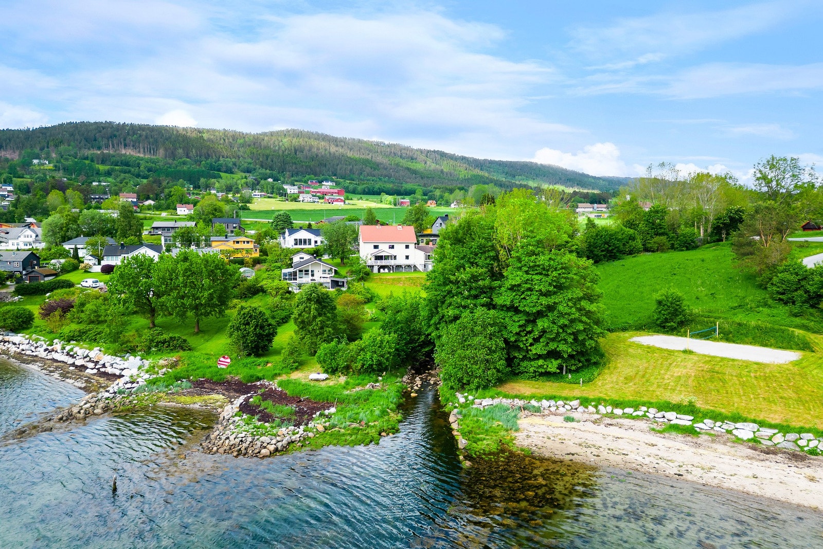 Sjønær tomt med egen strandlinje Galleribilde