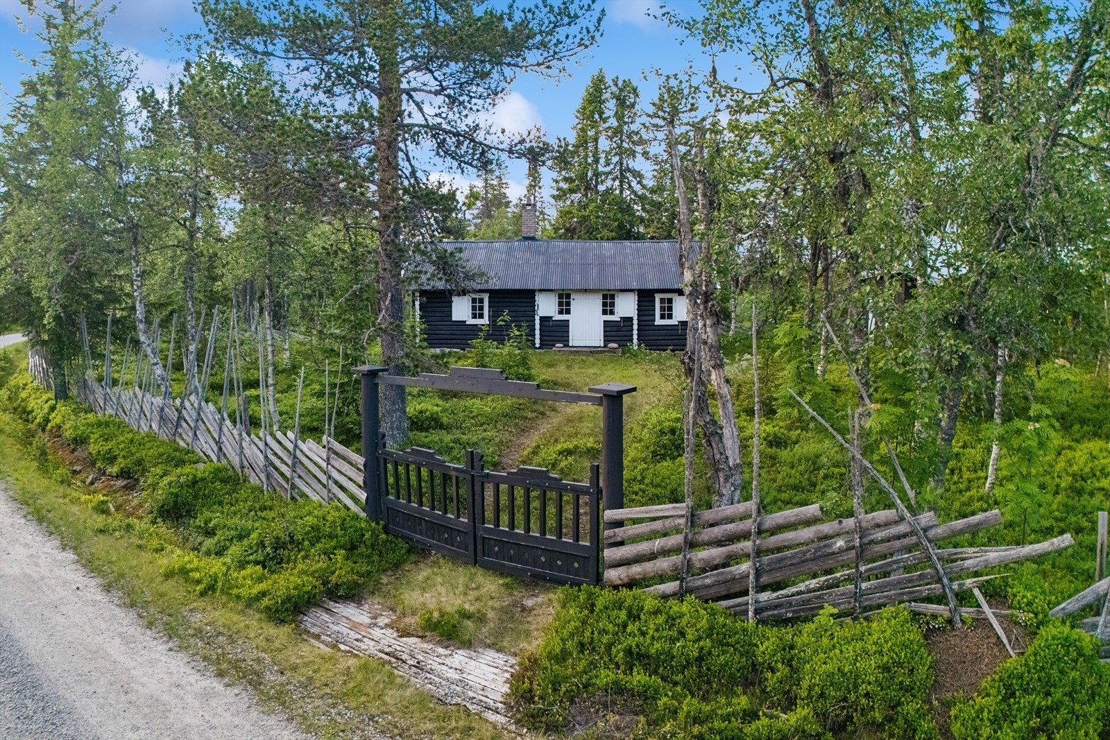 Sjarmerende setertun med Livasætra fint plassert mellom bjørk, gran og enkel skigard. Galleribilde