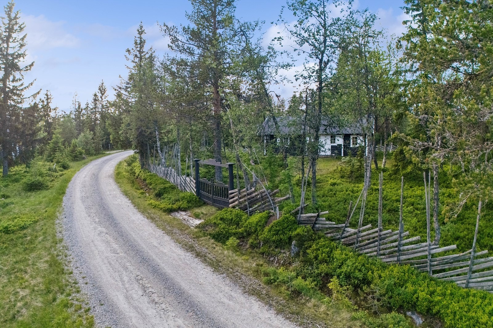 Eiendommen ligger langs privat/allmenningsvei i rolige naturomgivelser. Galleribilde