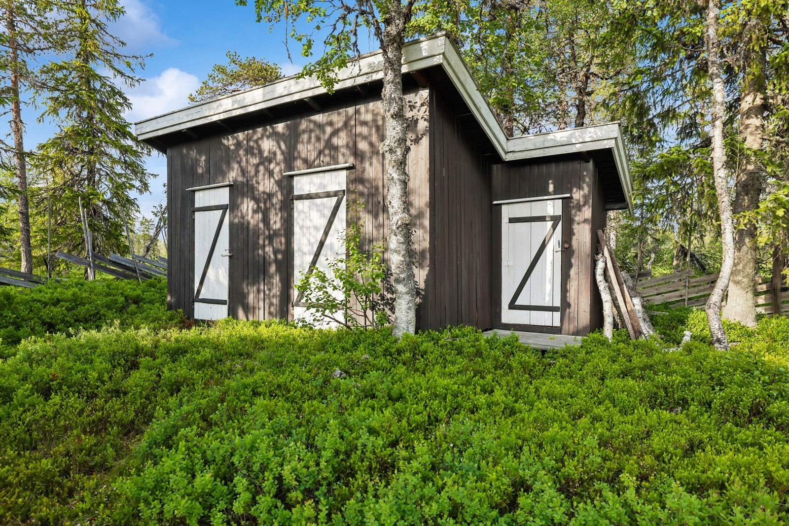 Bodbygg med utedo, oppført i enkel trekonstruksjon og målt til 14 m² BRA-e. Galleribilde