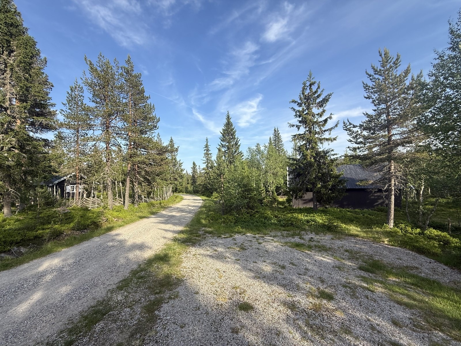 Låven ligger rett på andre siden av veien, fint plassert i naturlig seterterreng. Galleribilde