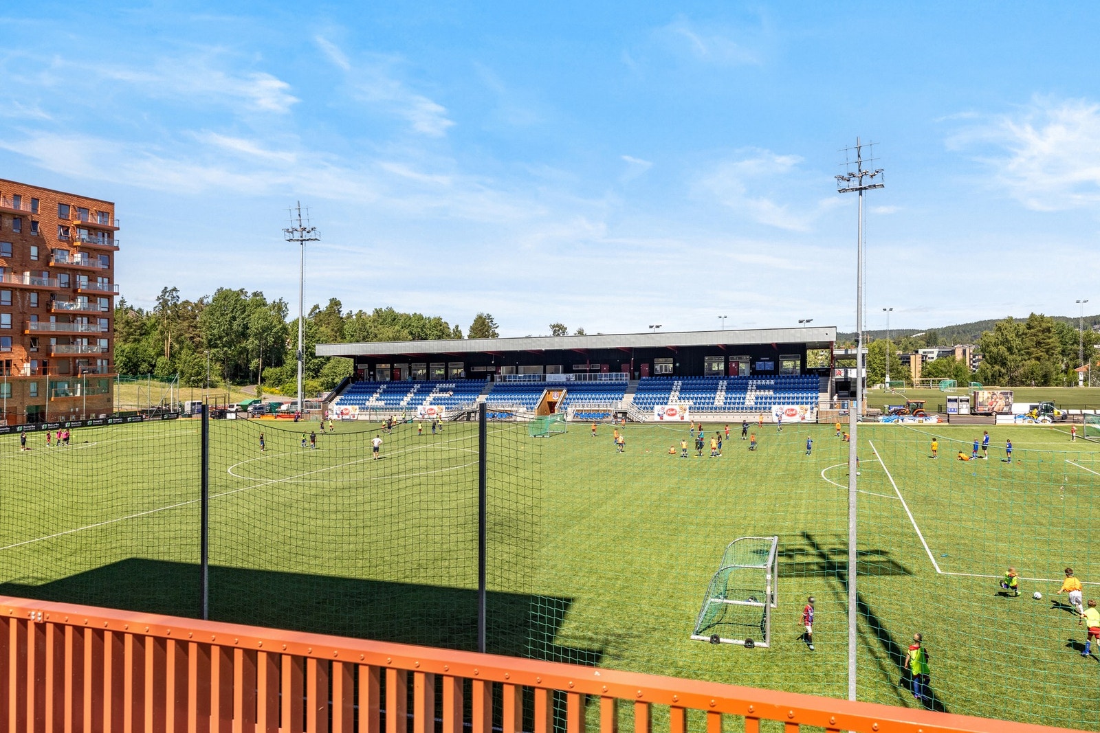 Fotballbane og idrettsanlegg med tribune i kort avstand. Galleribilde