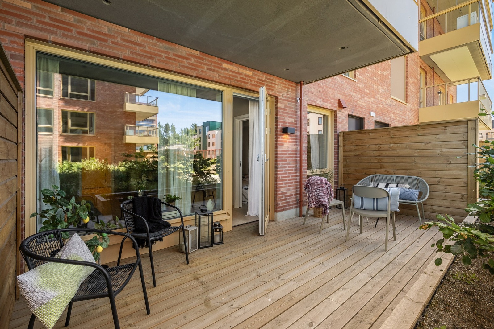 Solrik uteplass med treplatting og god plass til både sittegruppe og planter. Galleribilde