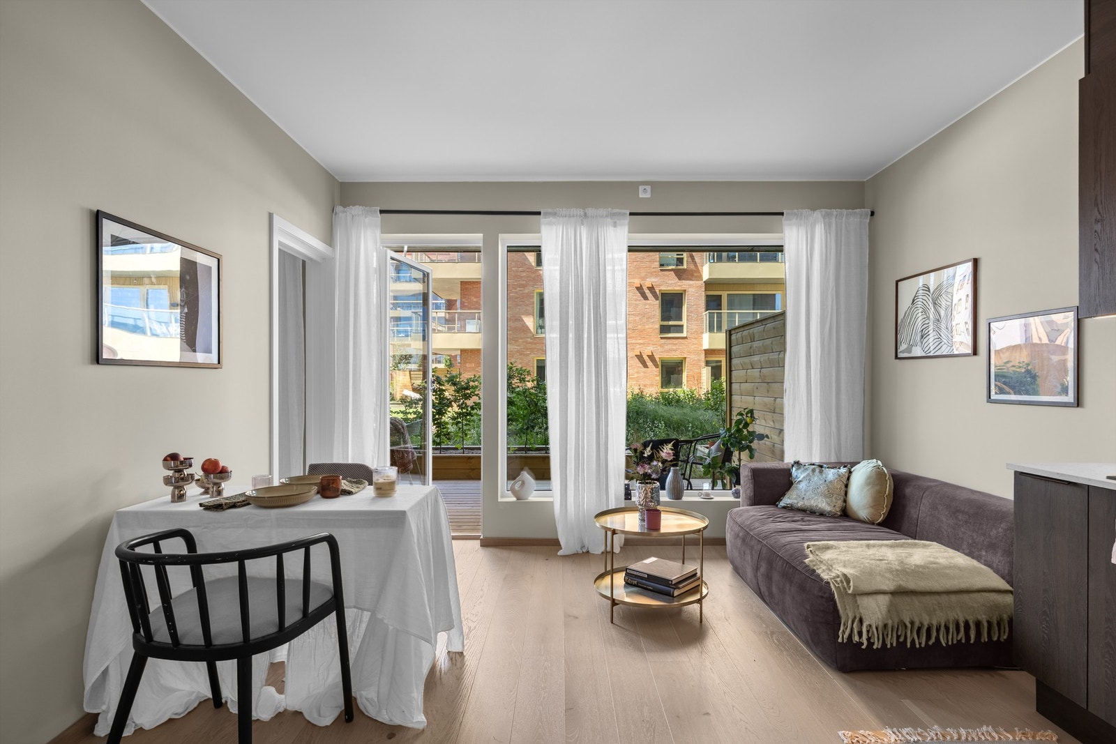 Stue med plass til både spisegruppe og sofakrok, og utgang mot uteplassen. Galleribilde