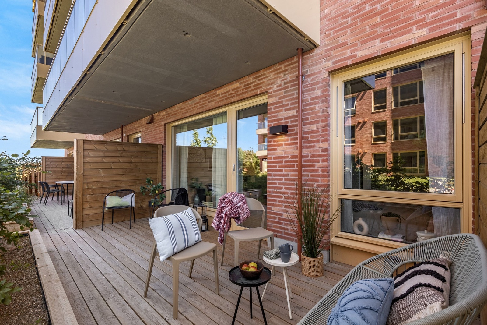 Lun uteplass med god plass til både sittegruppe og avslapping. Galleribilde
