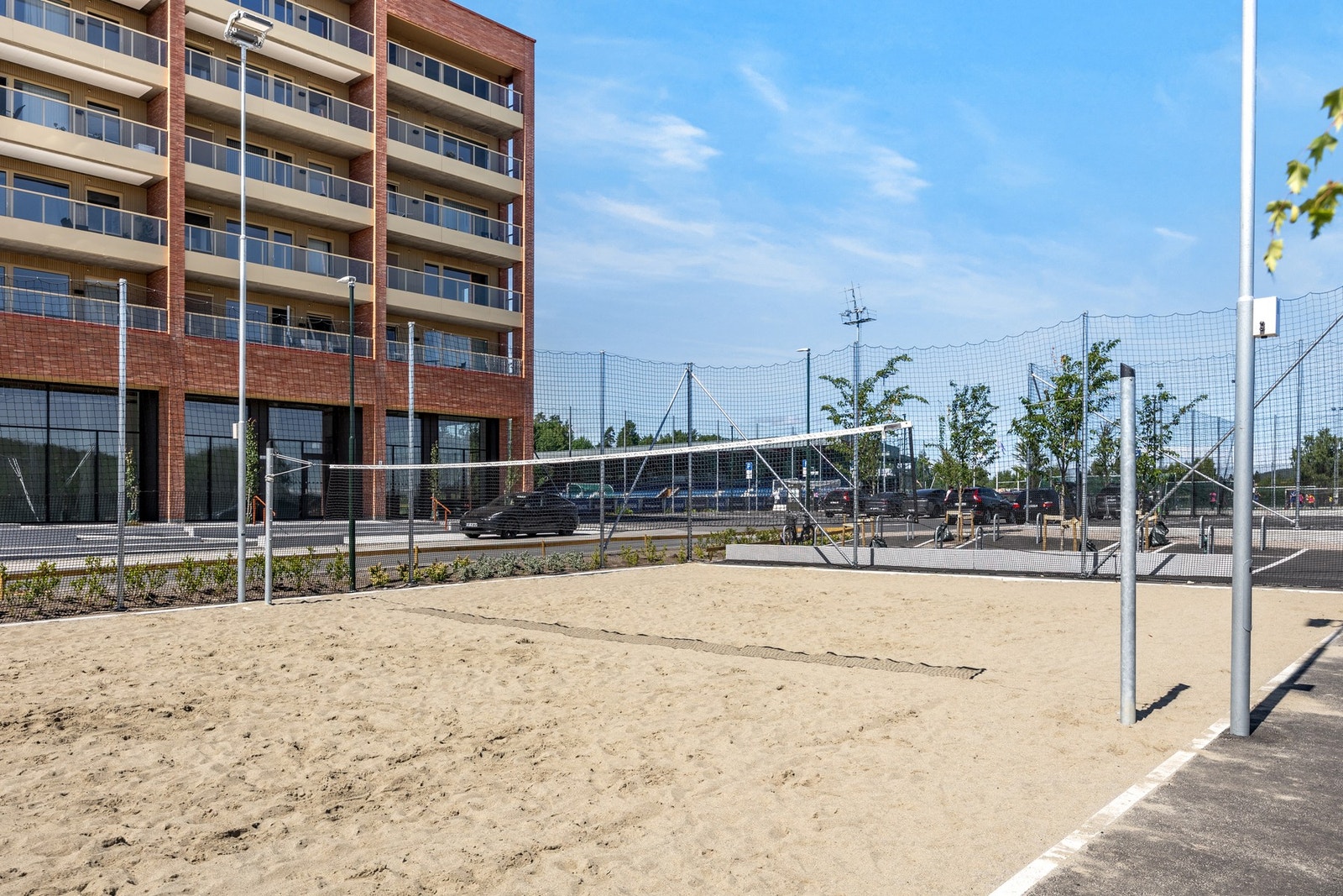 Egen sandvolleyballbane i nærområdet for aktive sommerdager. Galleribilde