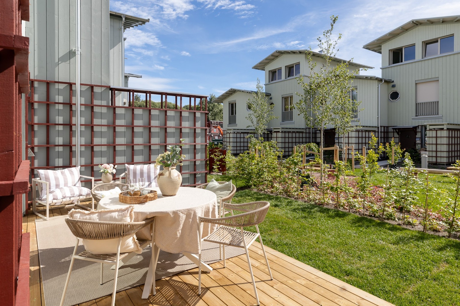 Svært hyggelige uteområder med hage og terrasse. Galleribilde