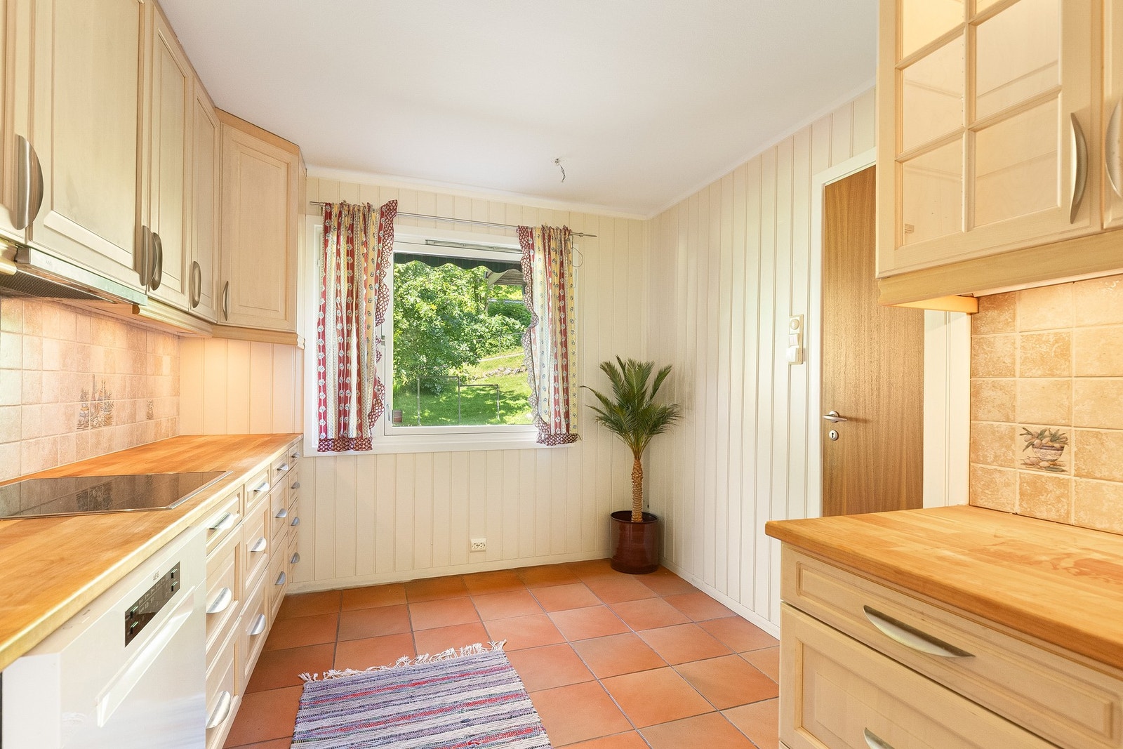 Her er det plass for frokostbord ved vinduet Galleribilde