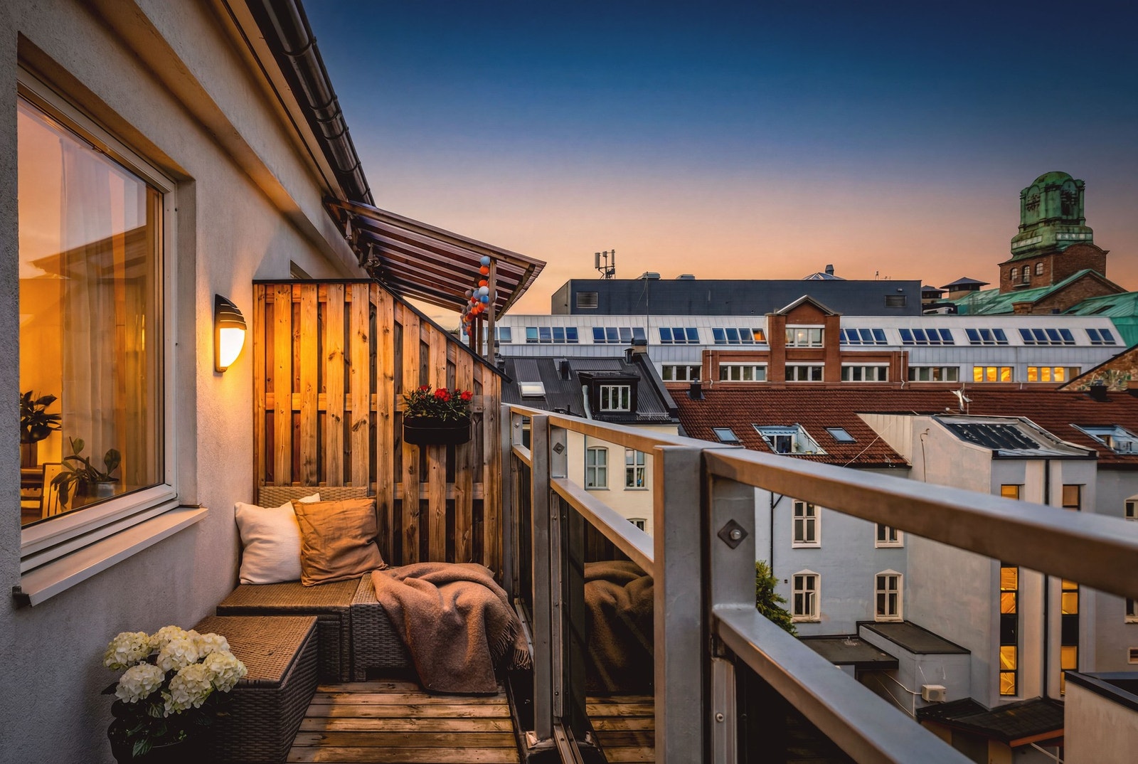 Her er det god plass til utemøblment (bildet er redigert fra dag til kveld) Galleribilde