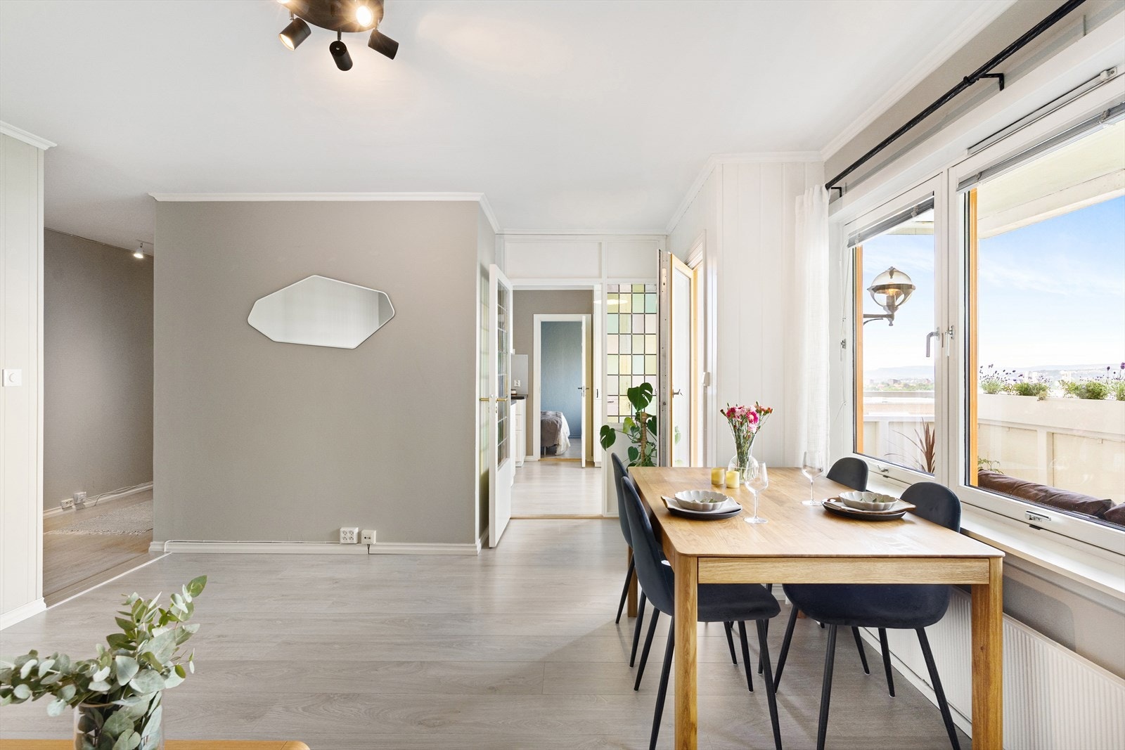 Planløsningen åpner opp for god plass til sofagruppe, TV-møbler og spisebord med tilhørende stoler. Galleribilde