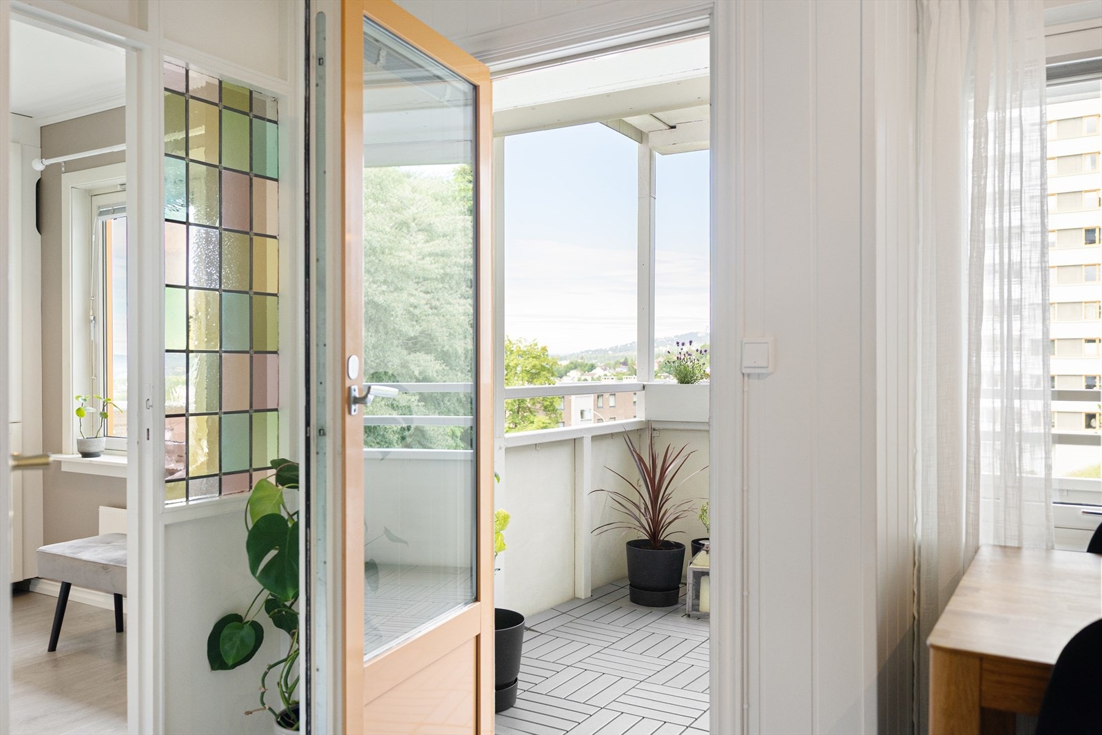 Fra stuen er det utgang til en hyggelig balkong. Galleribilde