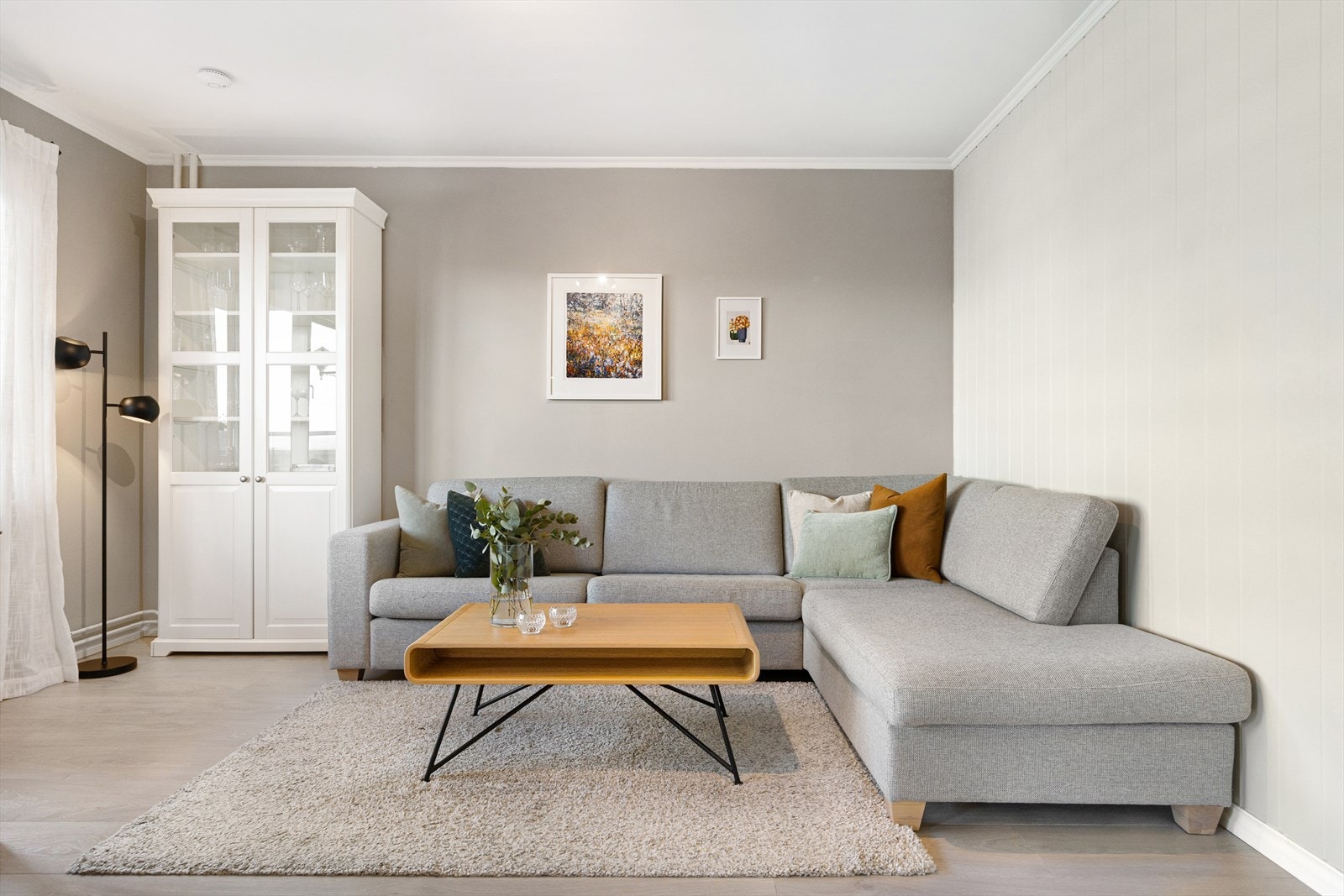 Leiligheten holder en gjennomgående god standard med overflater malt i en innbydende beigetone som skaper en lun atmosfære. Galleribilde