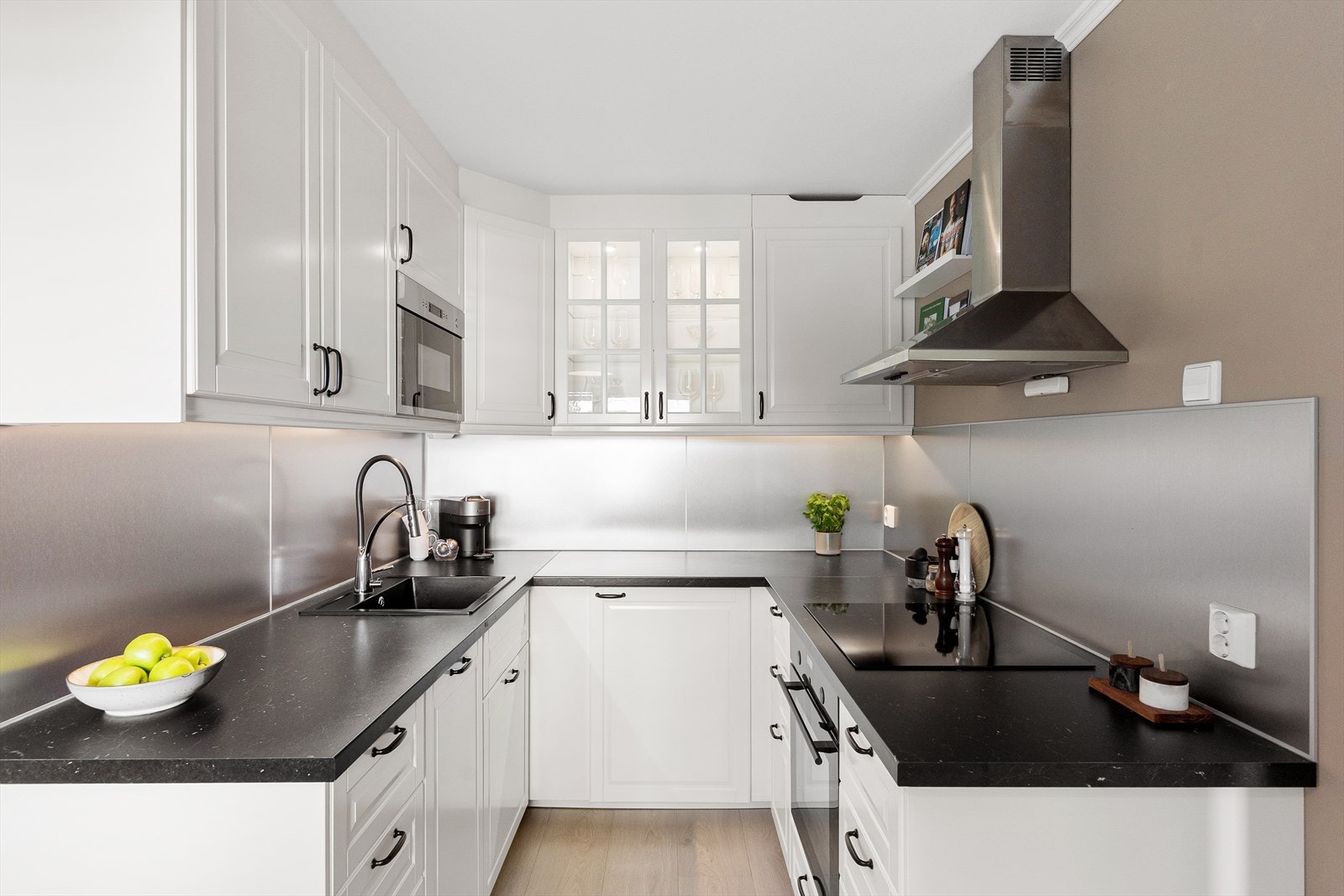 Moderne IKEA-kjøkken fra 2018 med god skap- og benkeplass. Galleribilde