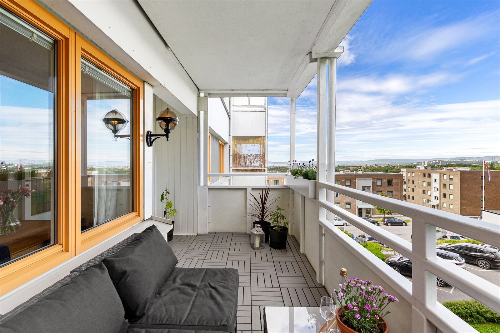 På vår- og sommerhalvåret blir balkongen som en forlengelse av stuen og innbyr til mer samvær og fine stunder med familie og venner. Galleribilde
