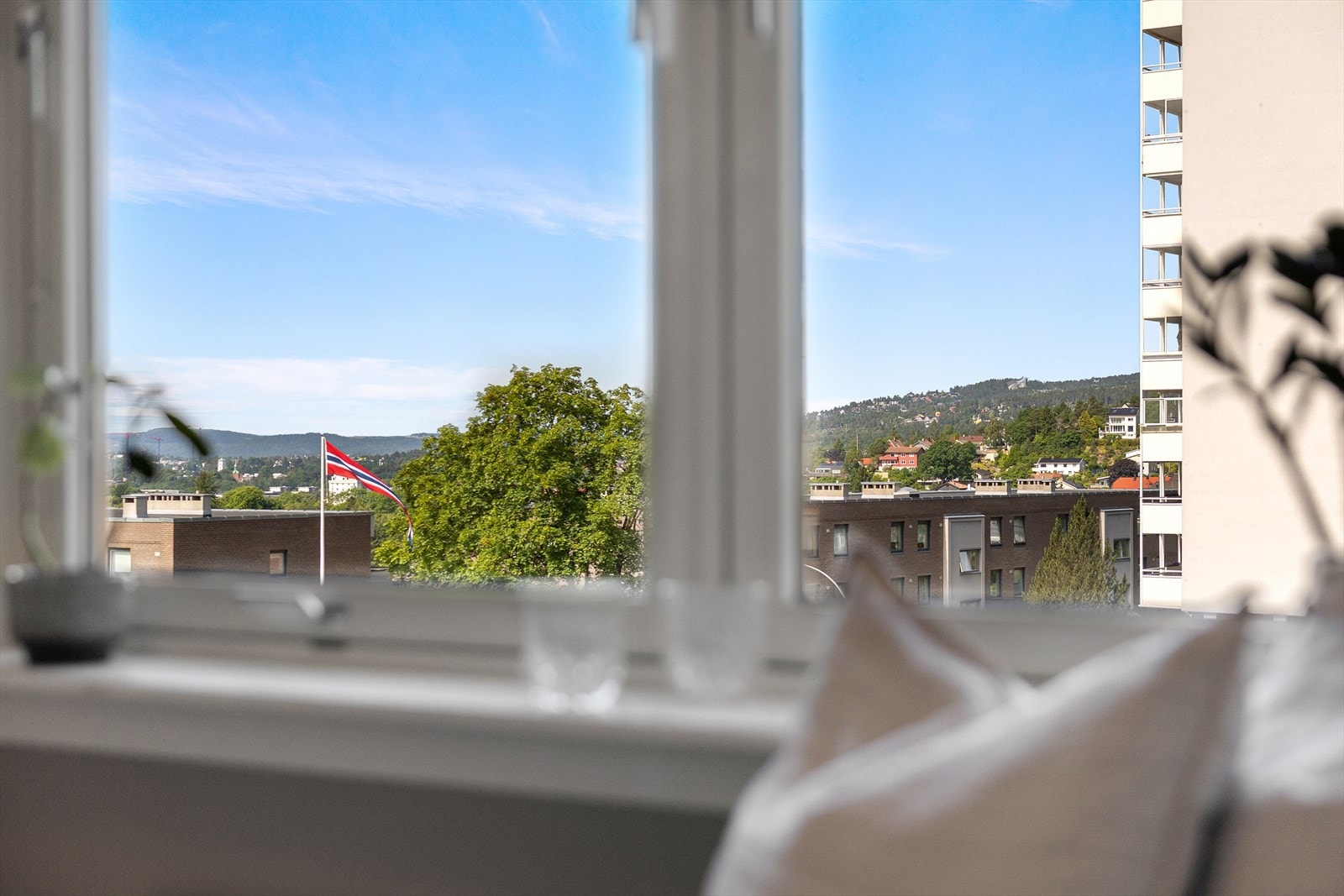 Fra soveromsvinduet har du utsikt til Holmenkollen. Galleribilde