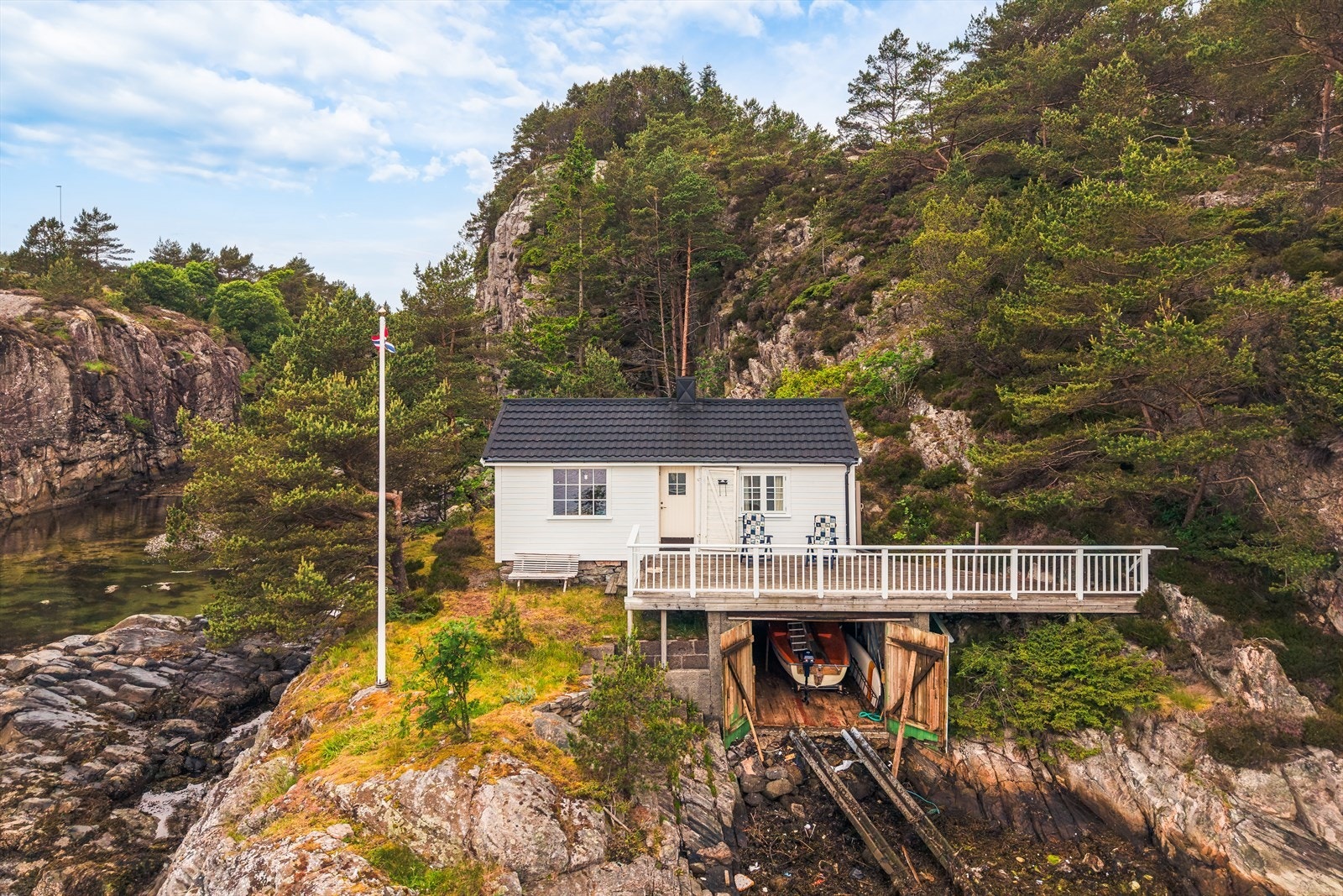 Nytt yttertak, pipehatt, takrenner og nedløpsrør i 2016. Galleribilde
