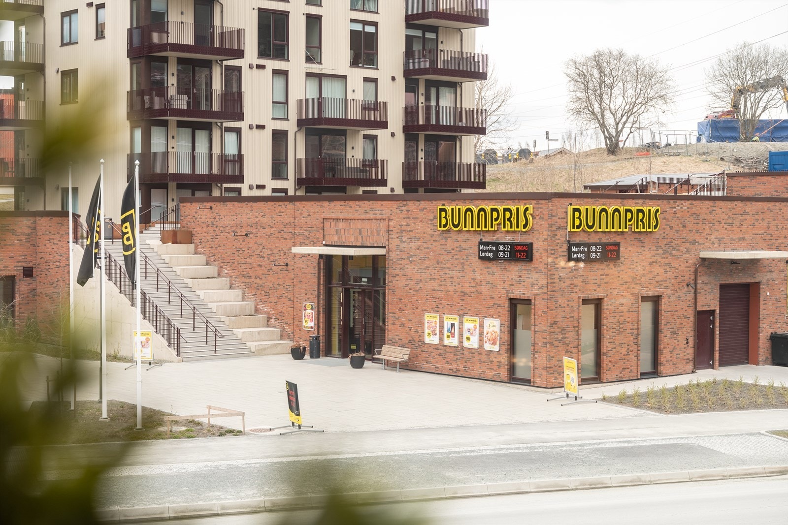 Bunnprisen (søndagsåpent) og bustoppen er rett utenfor døra. Galleribilde