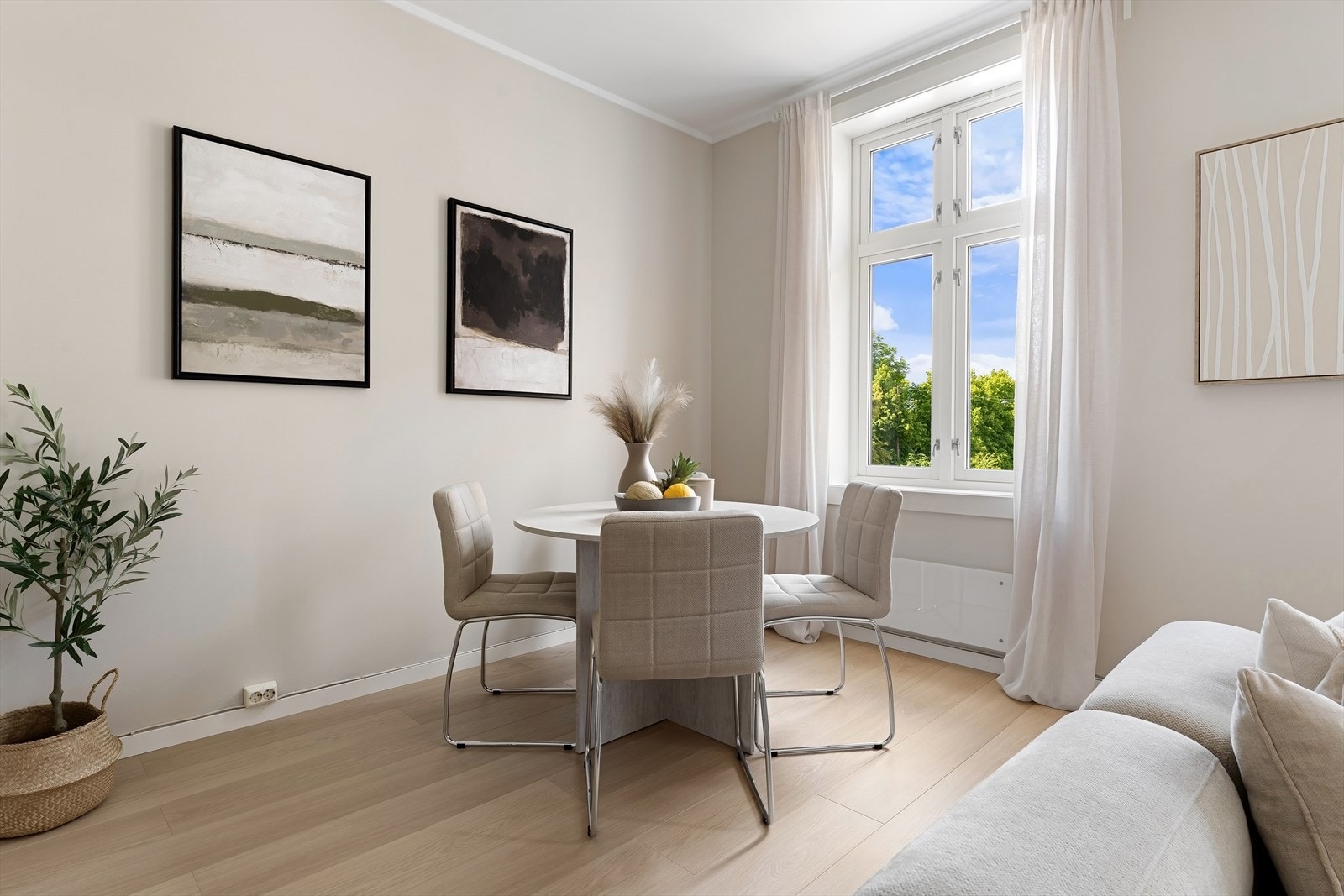 Stuen har god plass til både sofagruppe og en hyggelig spiseplass. Galleribilde