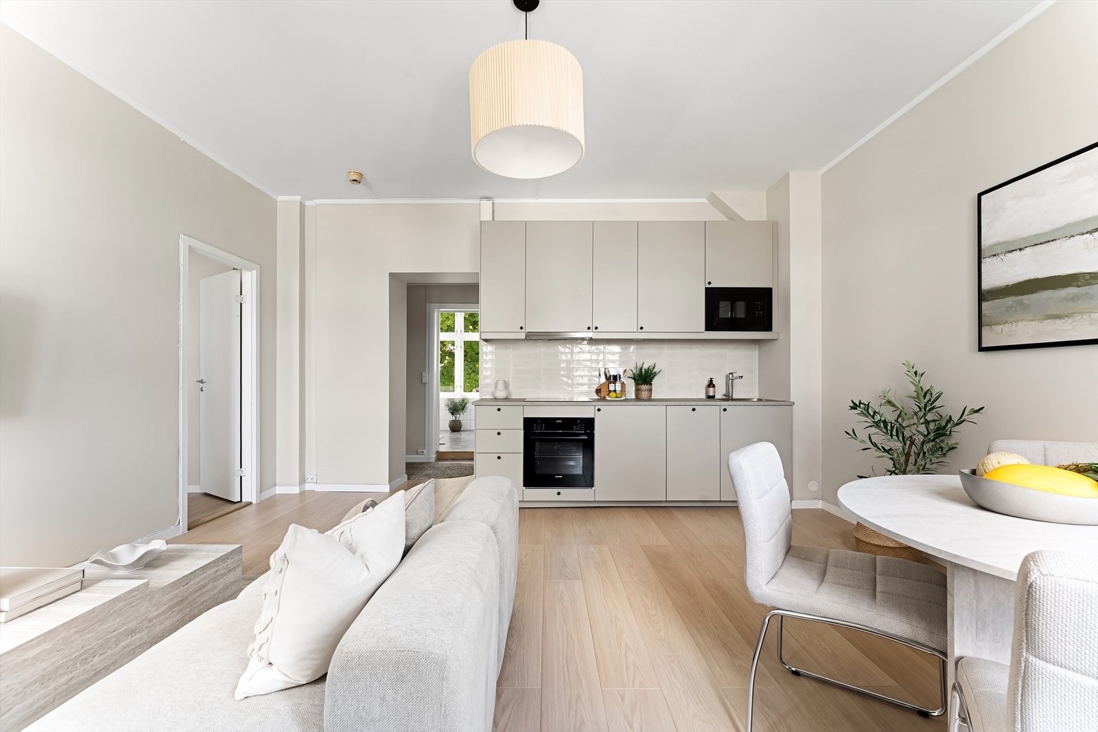 Kjøkkenet er en integrert del av stuen, med en praktisk og sosial planløsning. Galleribilde