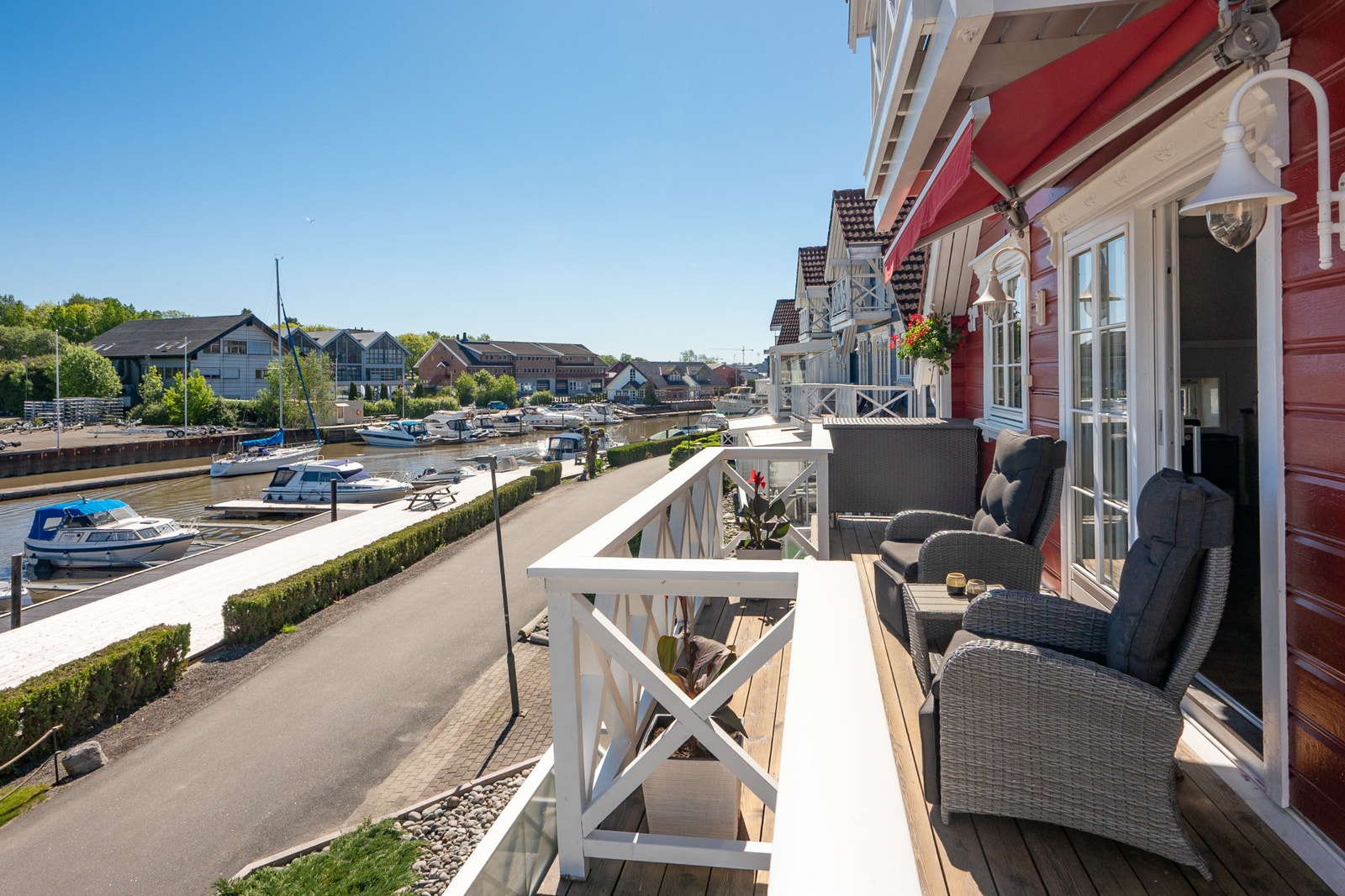 Veranda mota elven. Sykkel og gangsti utenfor Galleribilde