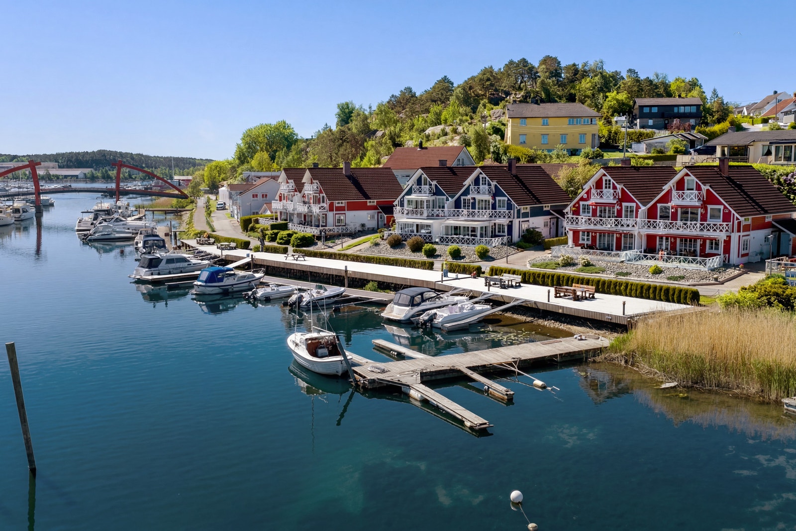 3 like hus med 4 leiligheter i hver Galleribilde