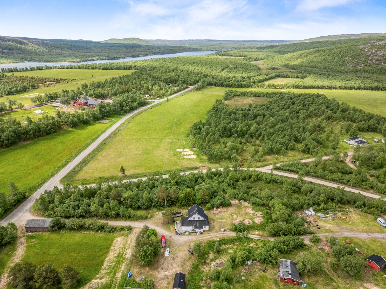 Oversiktsbilde med gårdstunet i forgrunnen og Neidenelva i bakgrunnen! Galleribilde