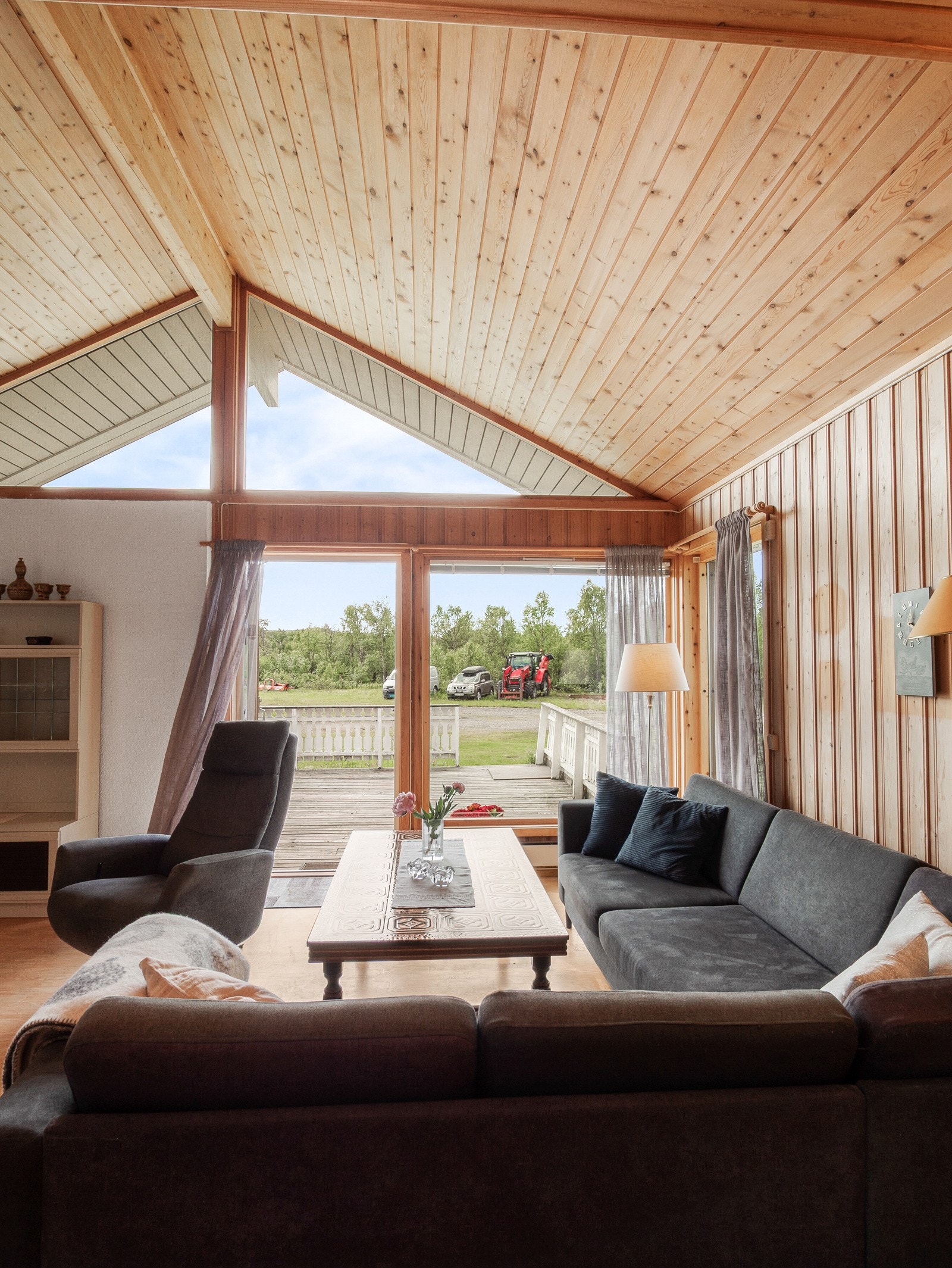 Fra stuen er det utgang til romslig veranda med svært gode solforhold! Galleribilde