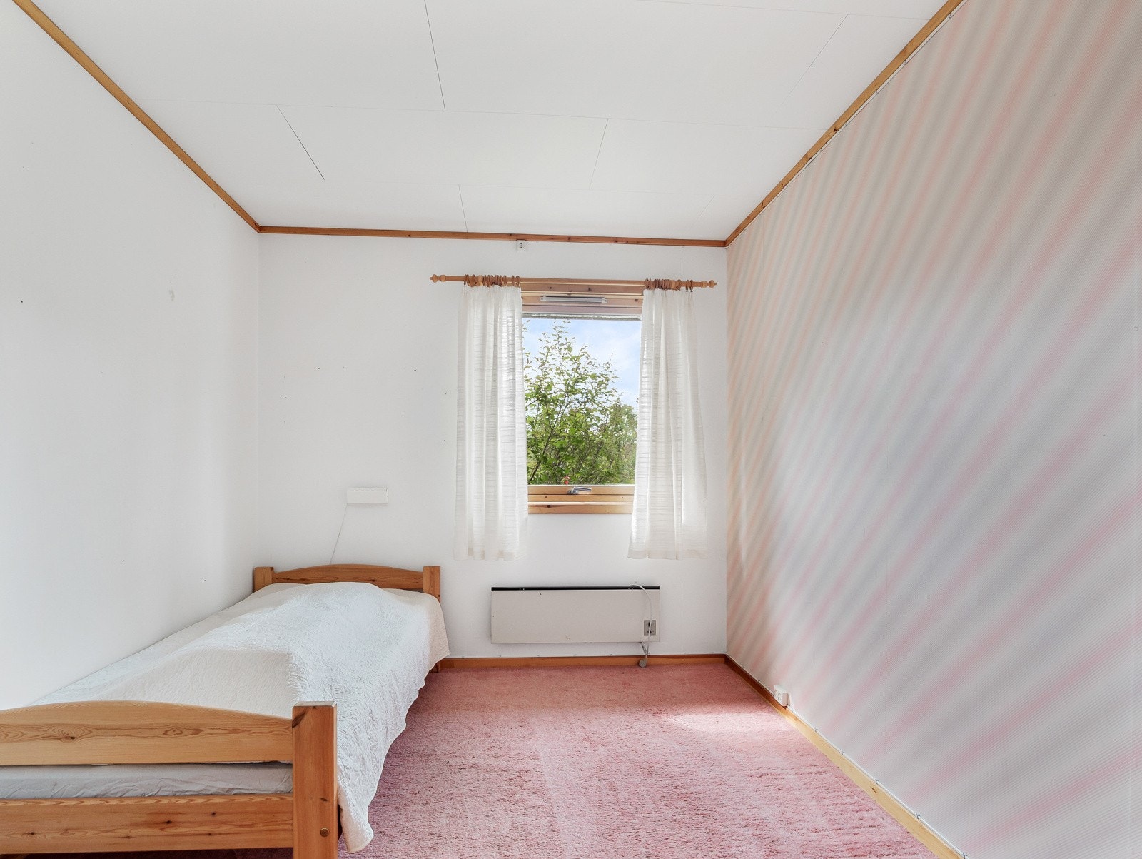 Soverom 2 er også av god størrelse, og har plass til både seng og oppbevaringsløsning Galleribilde
